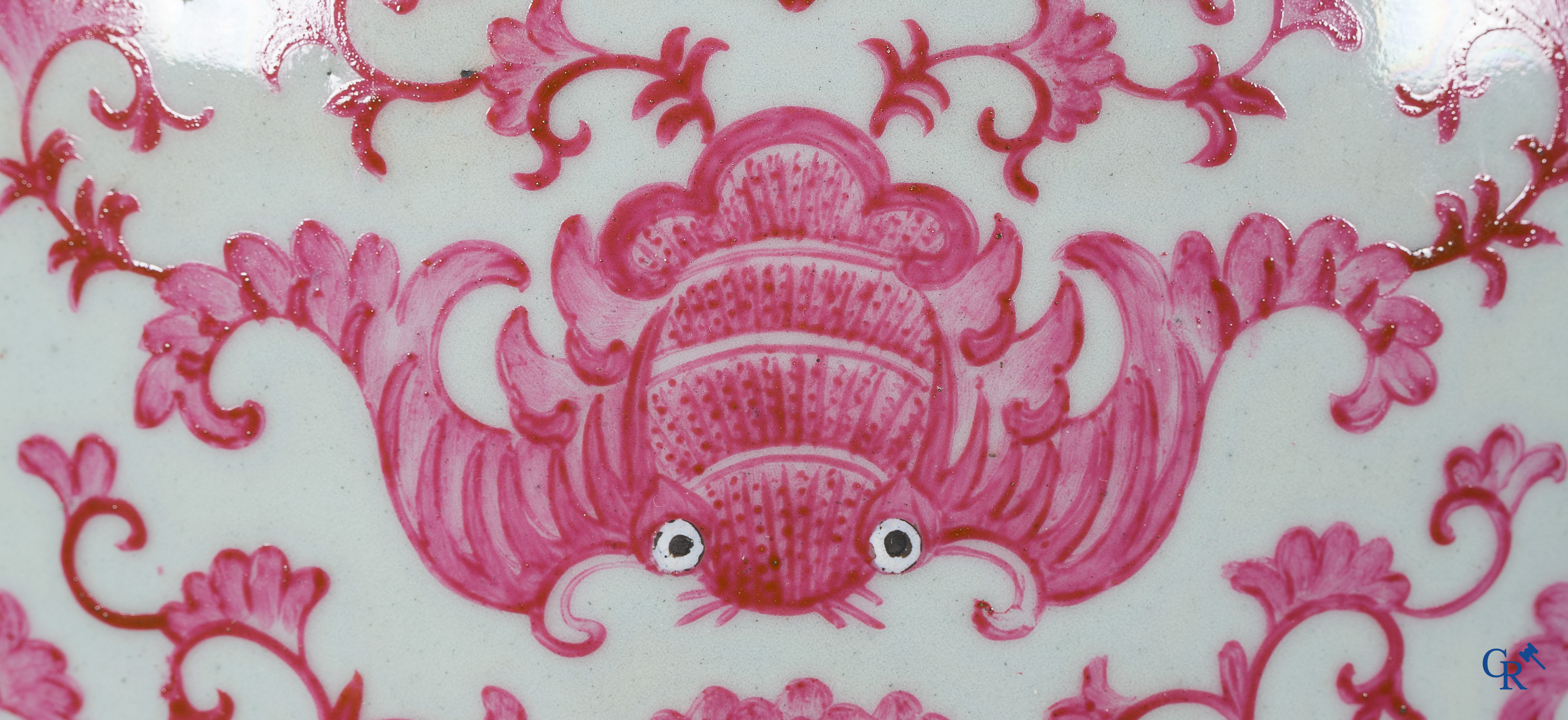 Aziatica. Chinees porselein. Grote baluster vaas met purperroze motieven. 19e eeuw.