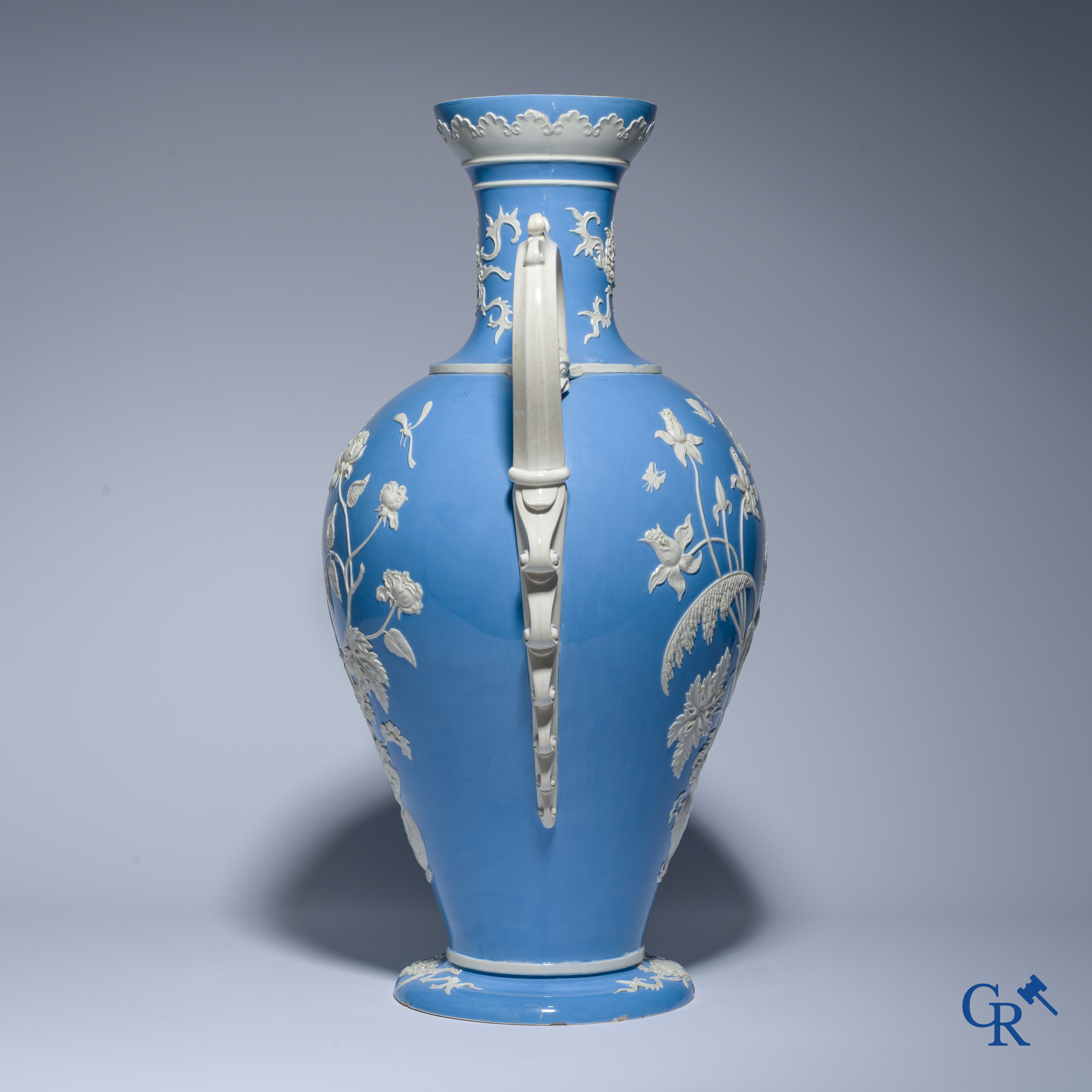 Uitzonderlijke en imposante vaas in faience met een Aziatisch decor. In de stijl van Wedgwood of Mintons. 19de eeuw.