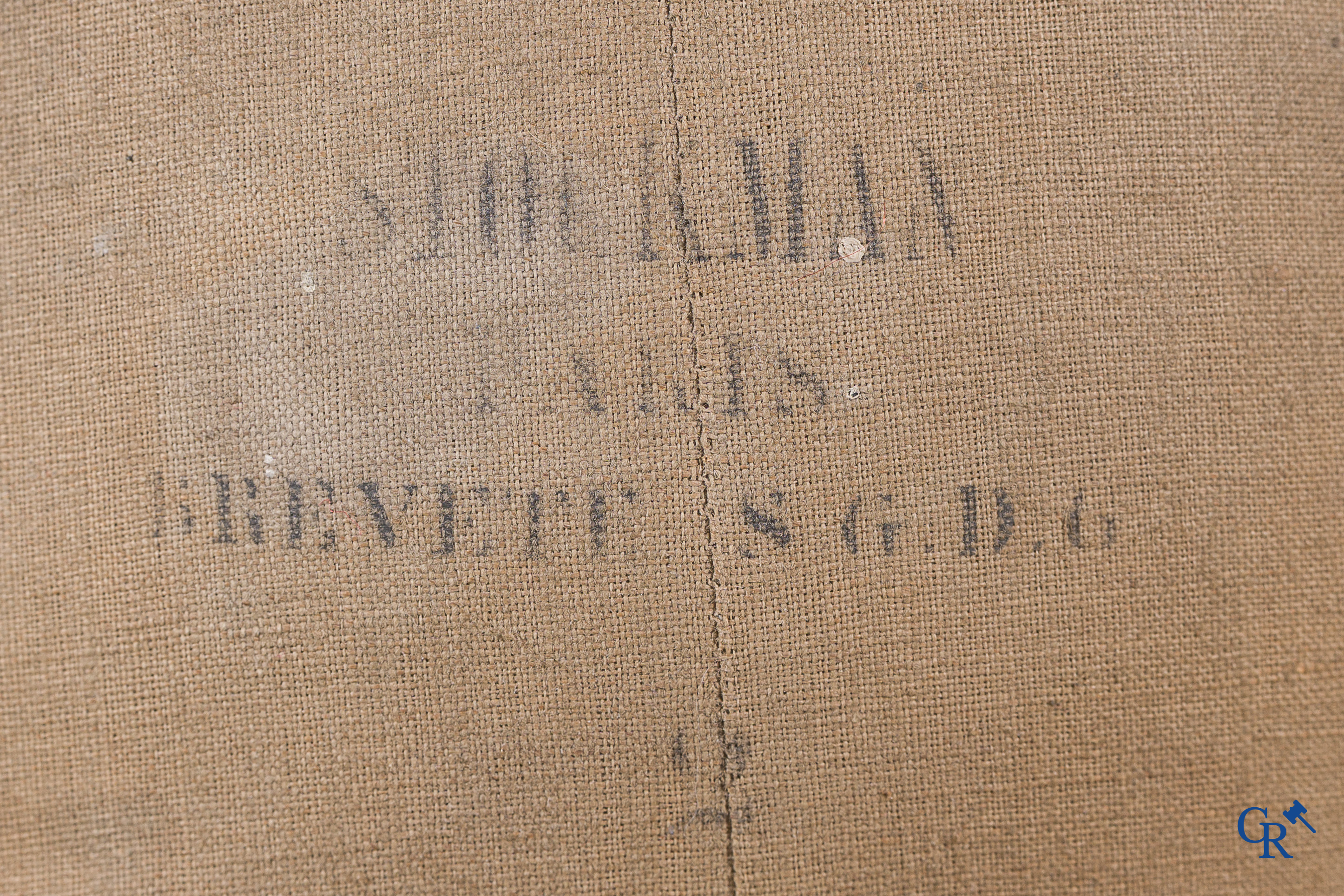 Stockman Paris. Antieke kinderetalagepop met stoffen bovenlichaam en houten benen. Circa 1900.