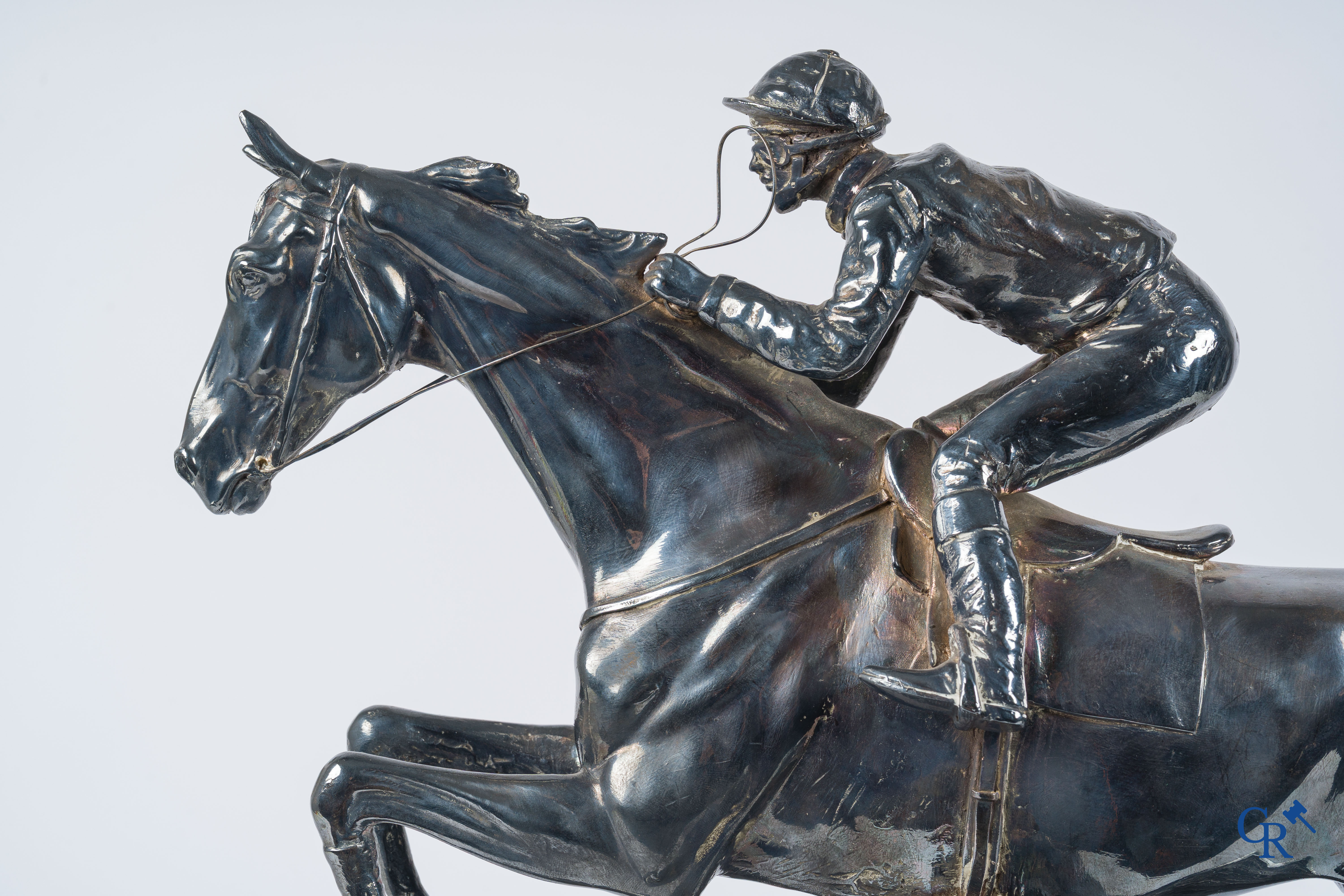 Zilver. Imposant zilveren sporttrofee van een steeplechase-ren jockey te paard. Zilver keurmerken.