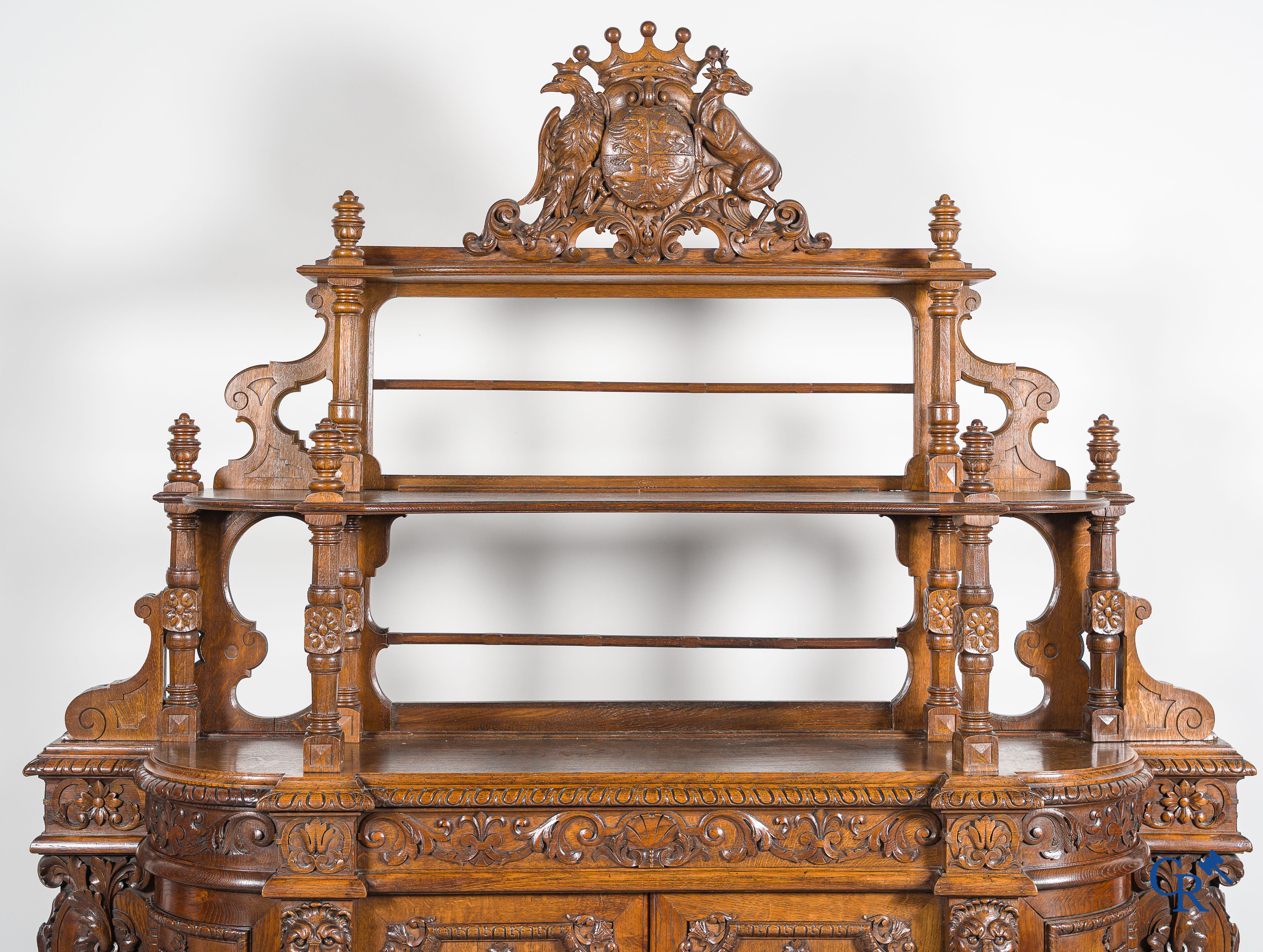 Meubelen. Rijkelijk gesculpteerd desserte meubel met wapenschilden in eikenhout. Louis XIII-stijl, 19de eeuw.