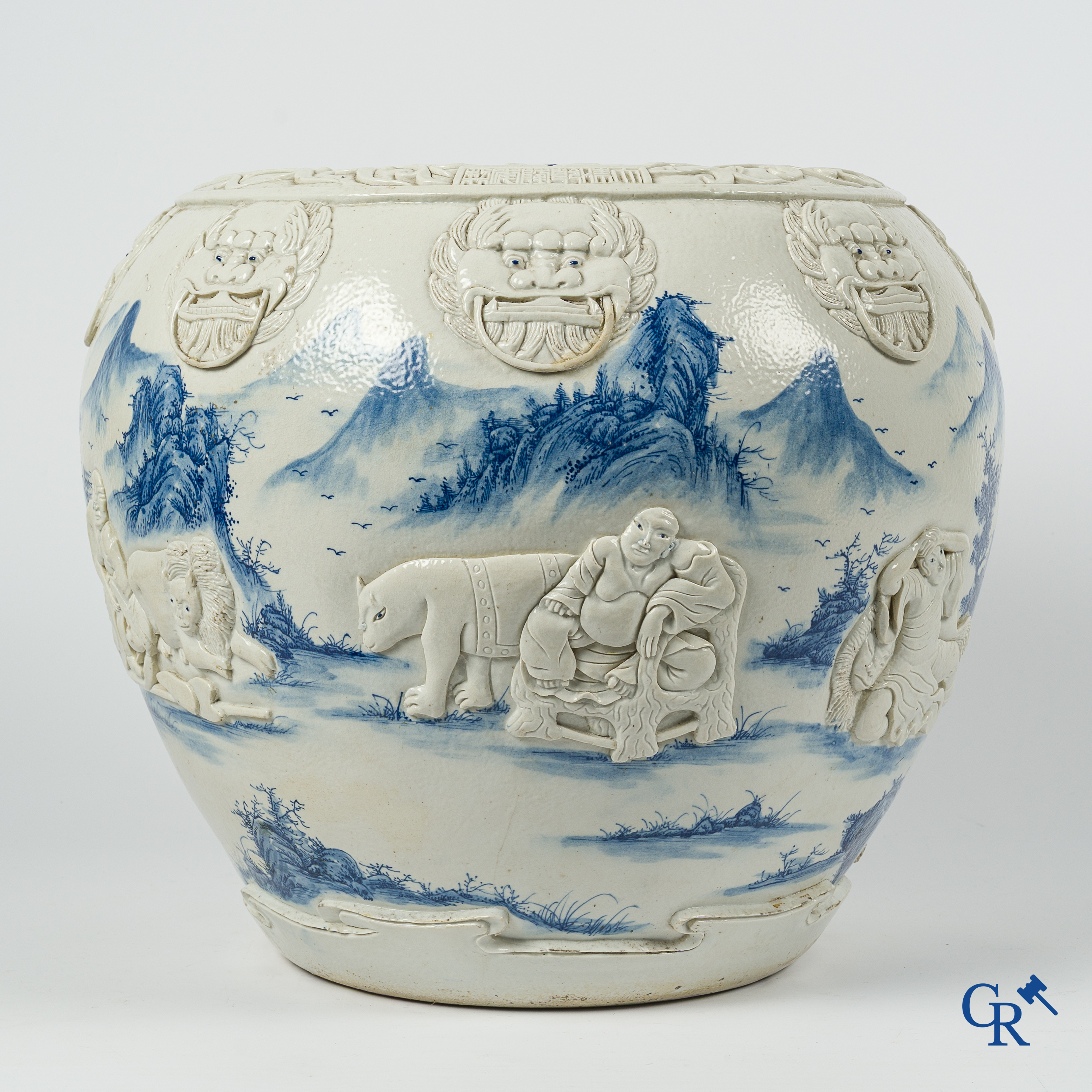 Aziatica. Oosters porselein. Grote cache pot, reliëfdecor op een blauw-wit landschap achtergrond. 19e eeuw.