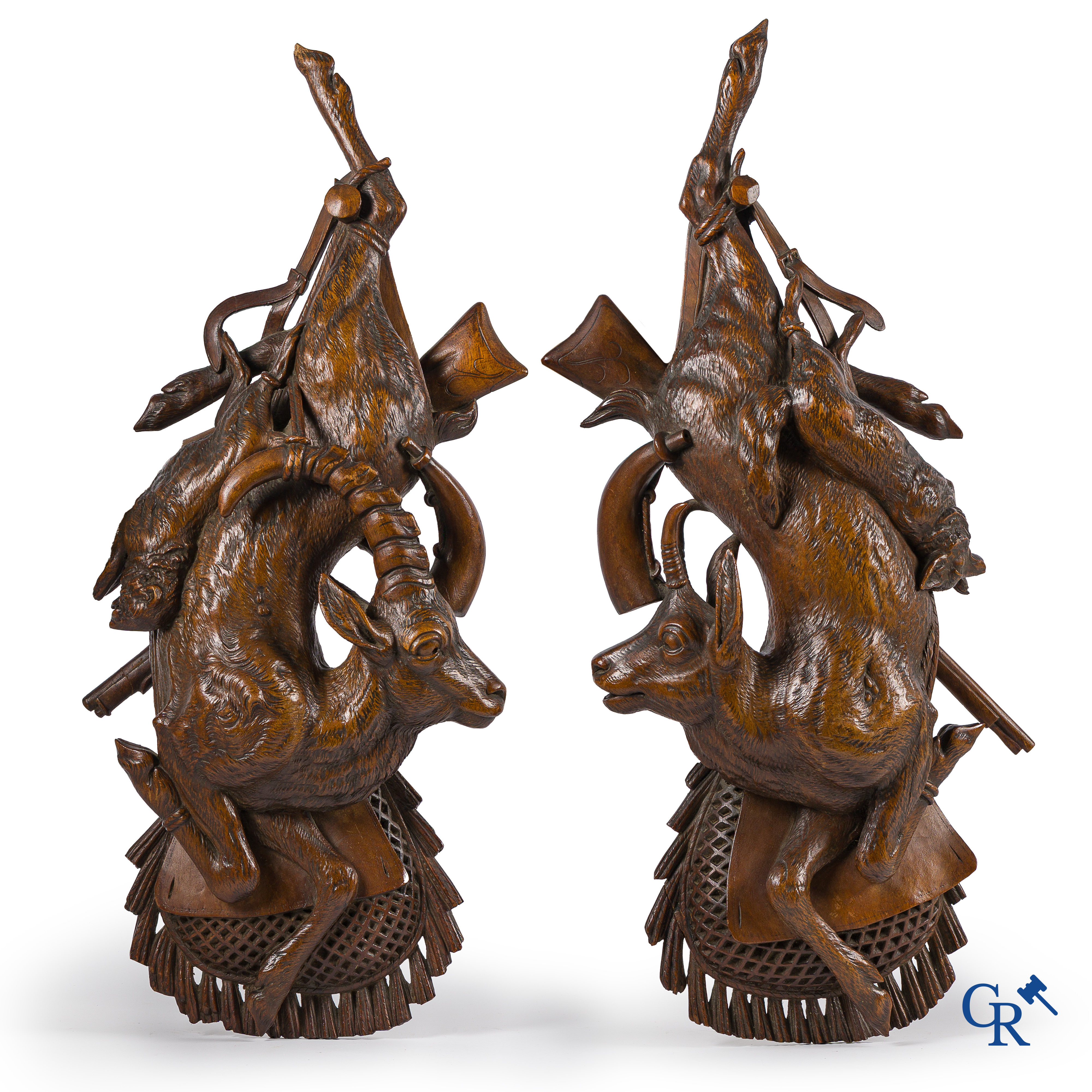 Black forest. Imposant paar fijn gesneden jachttrofeeën in lindenhout met gemzen, een vos en een haas. 19e eeuw.