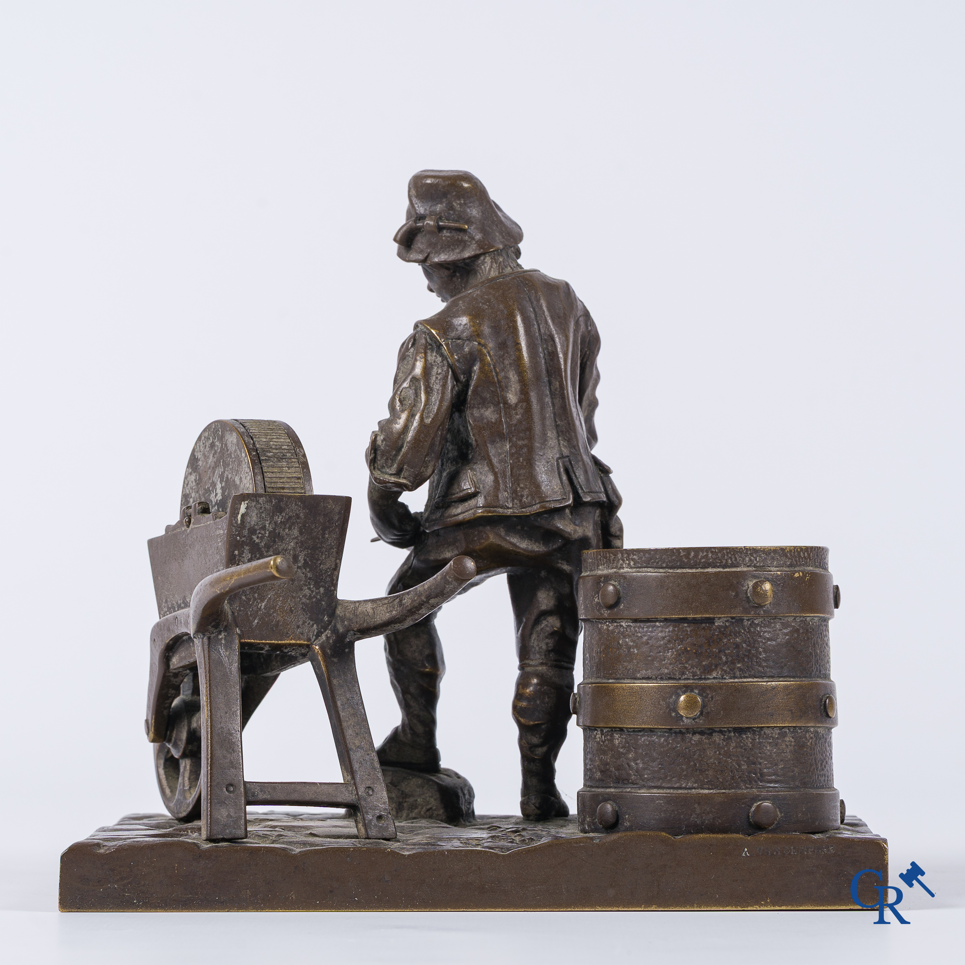 A. Vanden Plas. Voorstelling in brons van een messenslijper dienend als tabakset met pyrogène. Gieterij Susse Frères.
