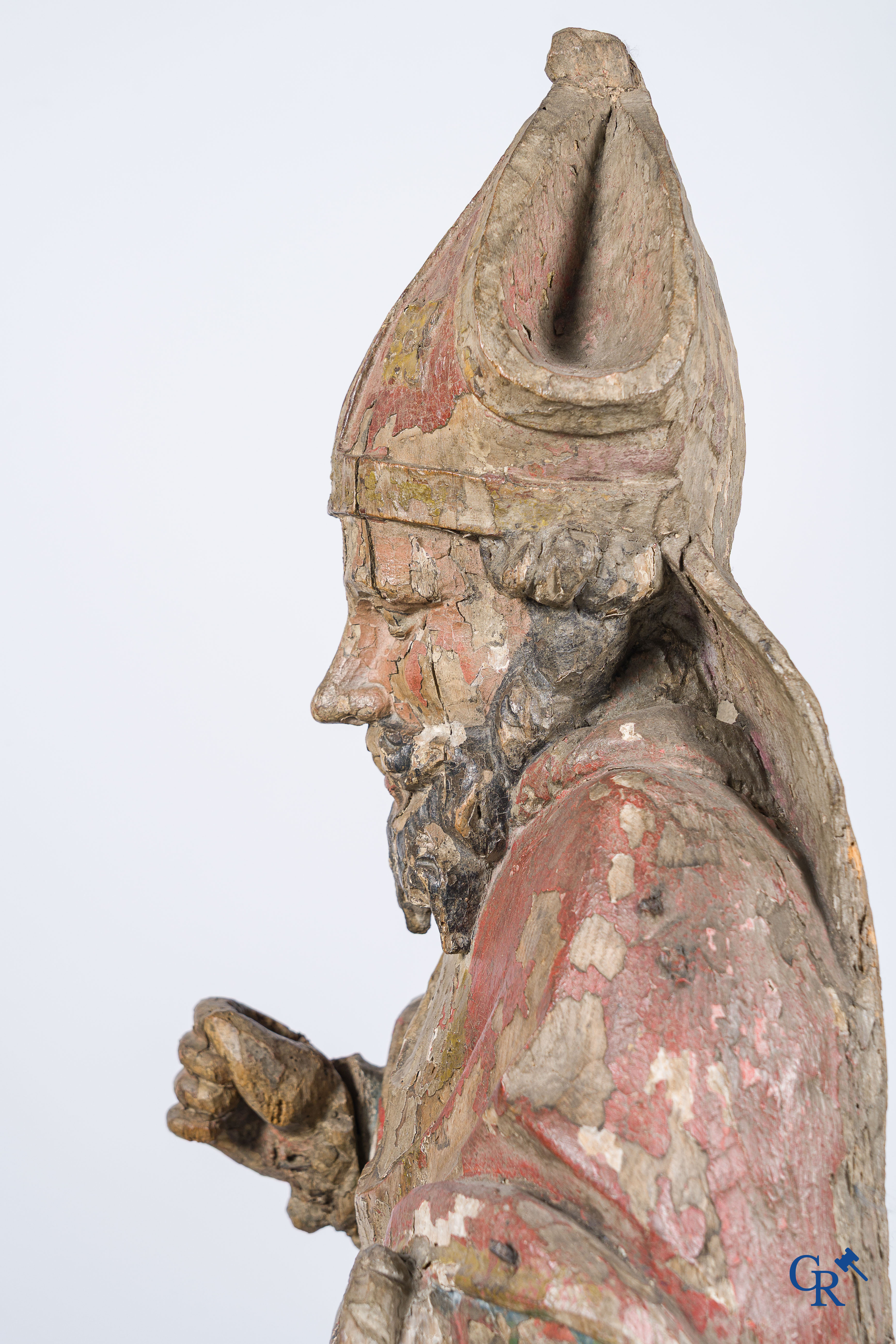 Grote voorstelling van een bisschop in cathedra. Gesculpteerd en gepolychromeerd lindenhout. 17e eeuw.