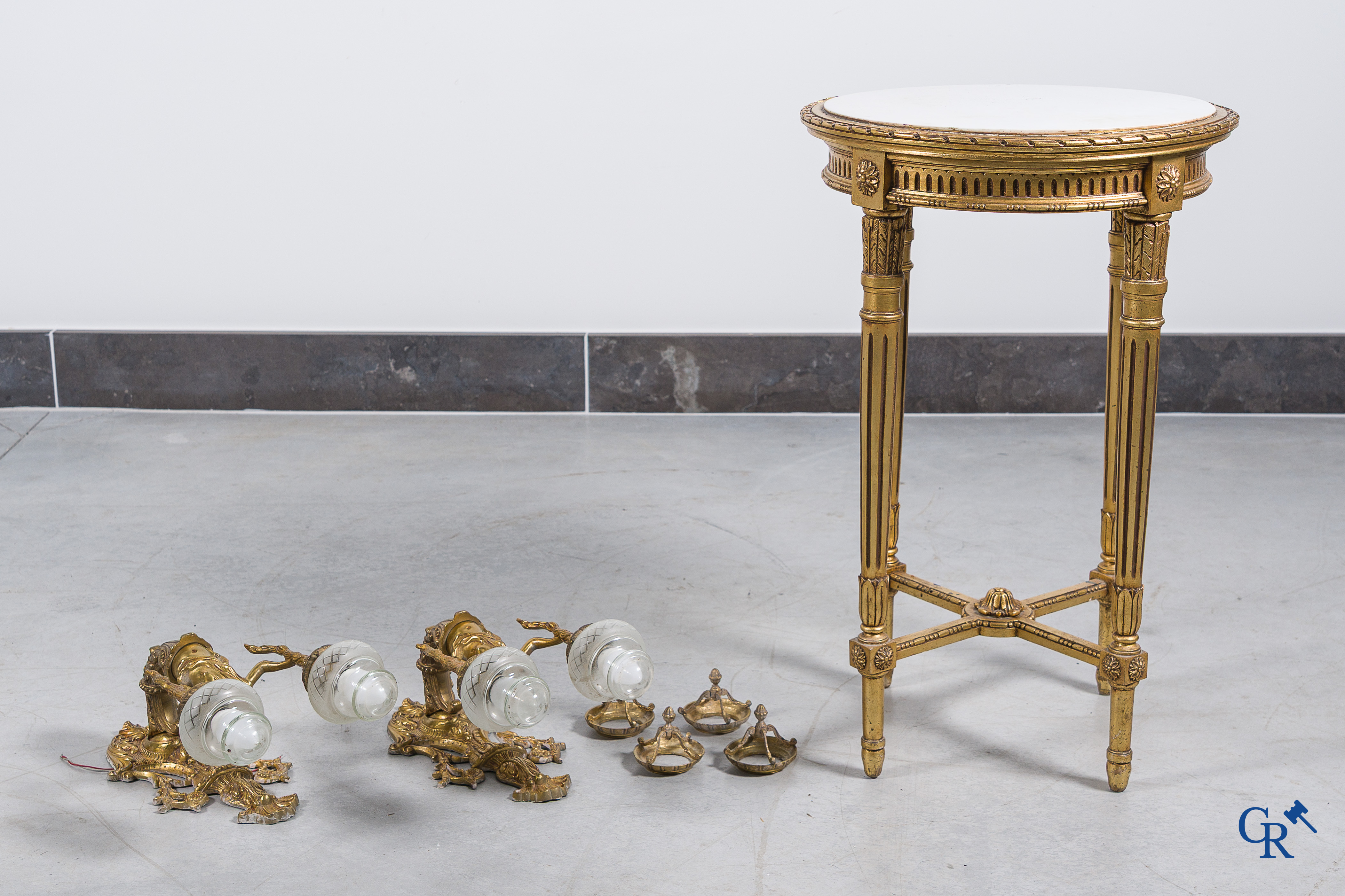 Kavel bestaande uit een Boulle-stijl kast, een vergulde LXVI-stijl geuridon en een paar grote bronzen applieken.