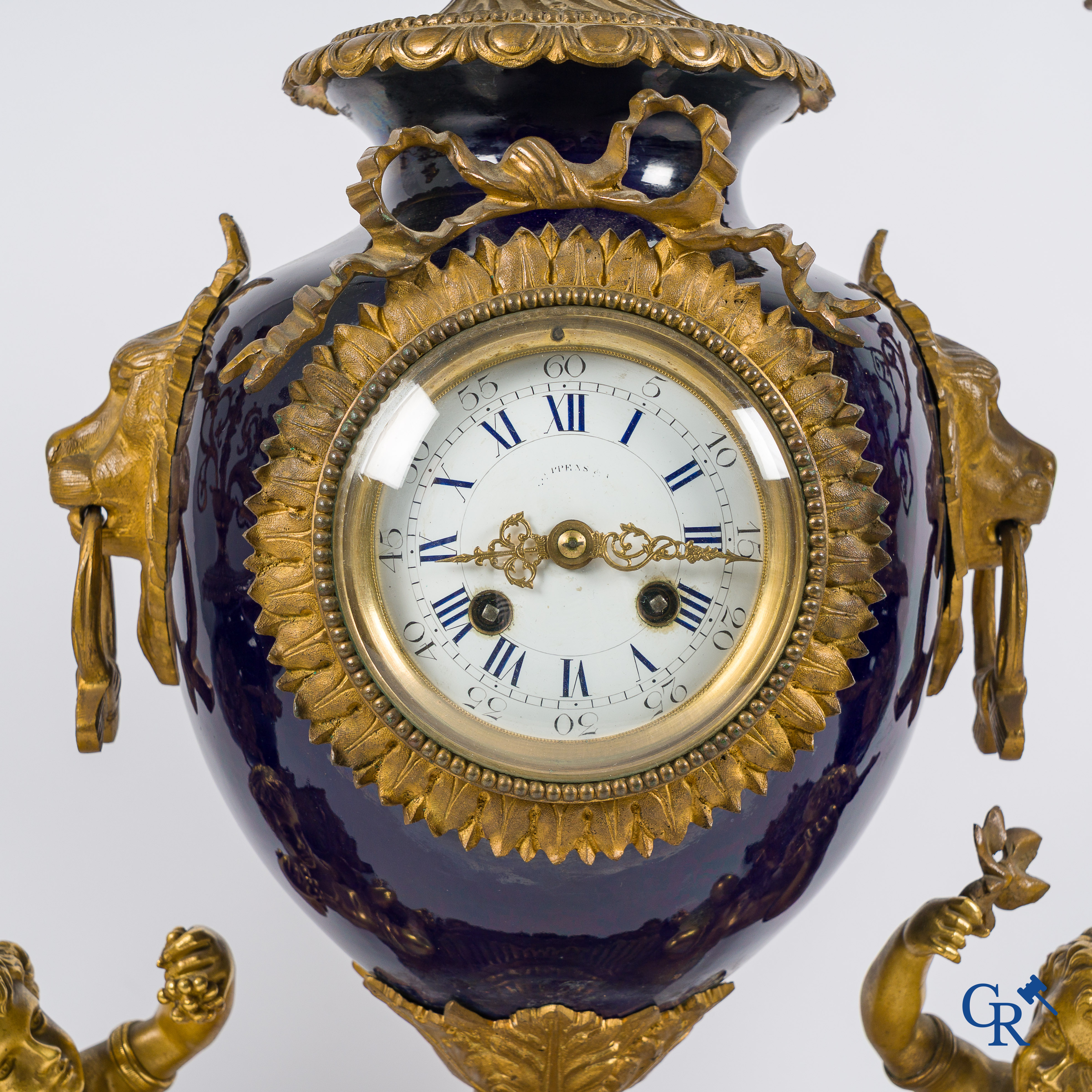 Luppens Bruxelles. 3-delige schouwgarnituur in brons en kobalt blauw porselein. Circa 1900.