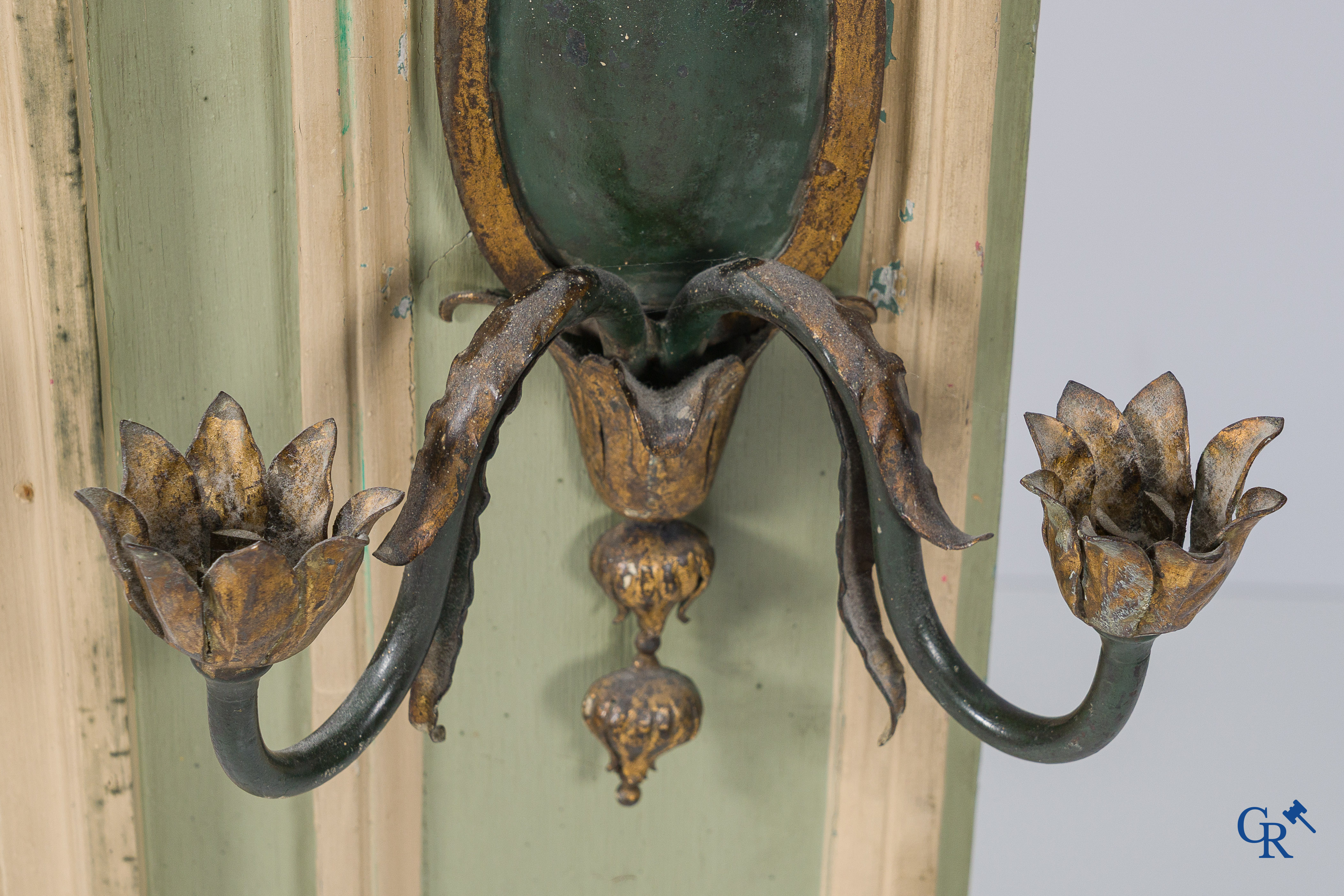 Een decoratieve groen- en wit gepatineerde houten schouwspiegel. Frankrijk, eind 18e eeuw.