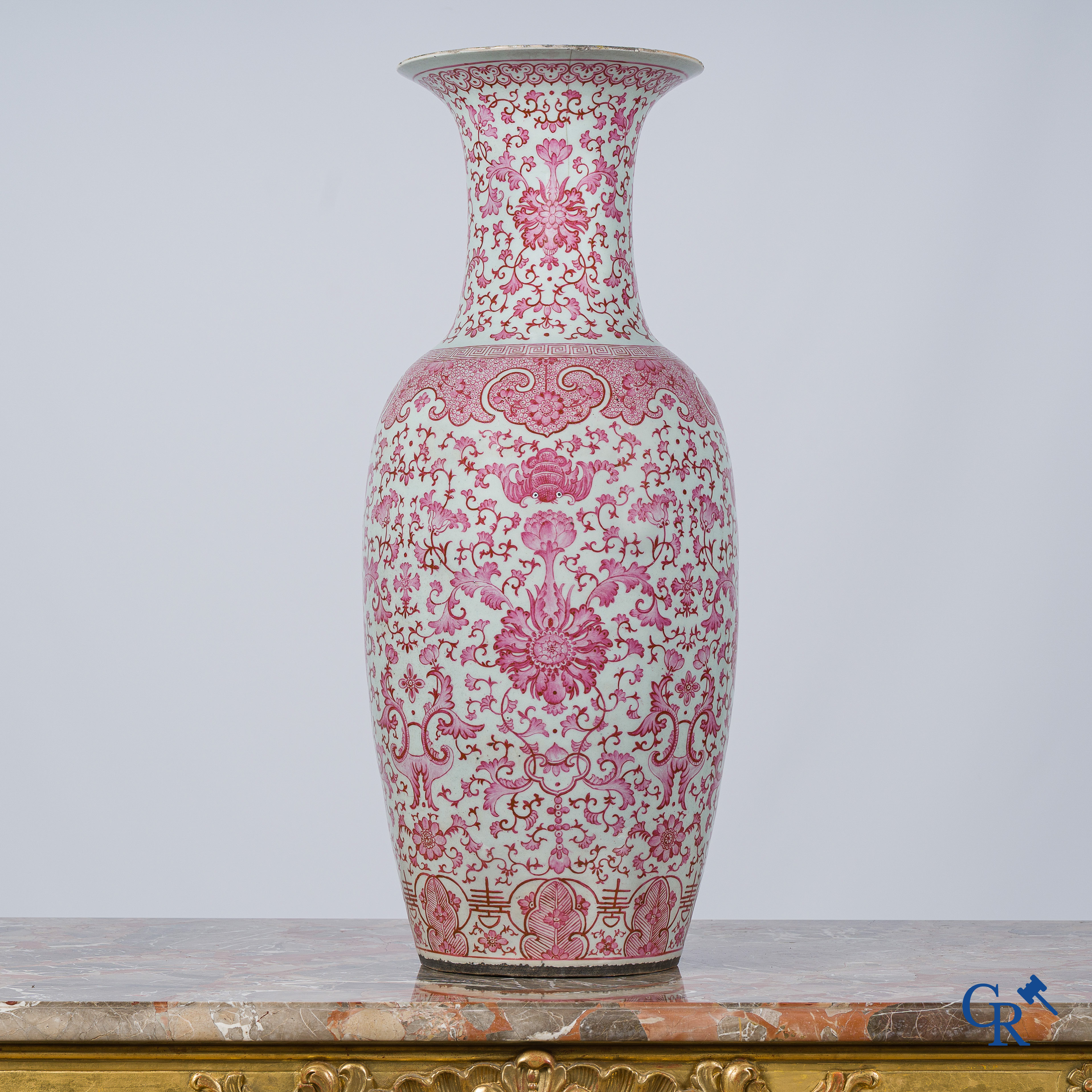 Aziatica. Chinees porselein. Grote baluster vaas met purperroze motieven. 19e eeuw.
