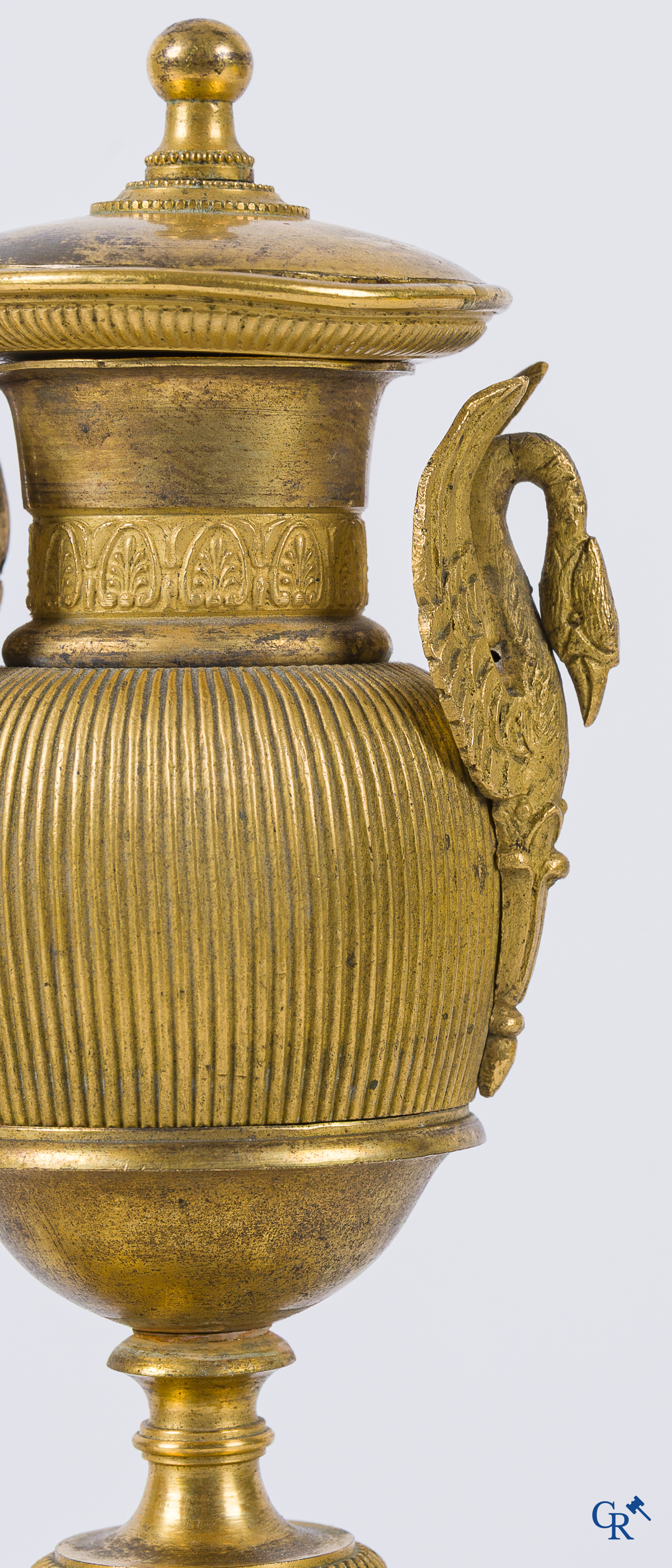 Empire. Paar fijn geciseleerde en vergulde bronzen cassolettes die kandelaars vormen. Empire tijdperk, circa 1810.