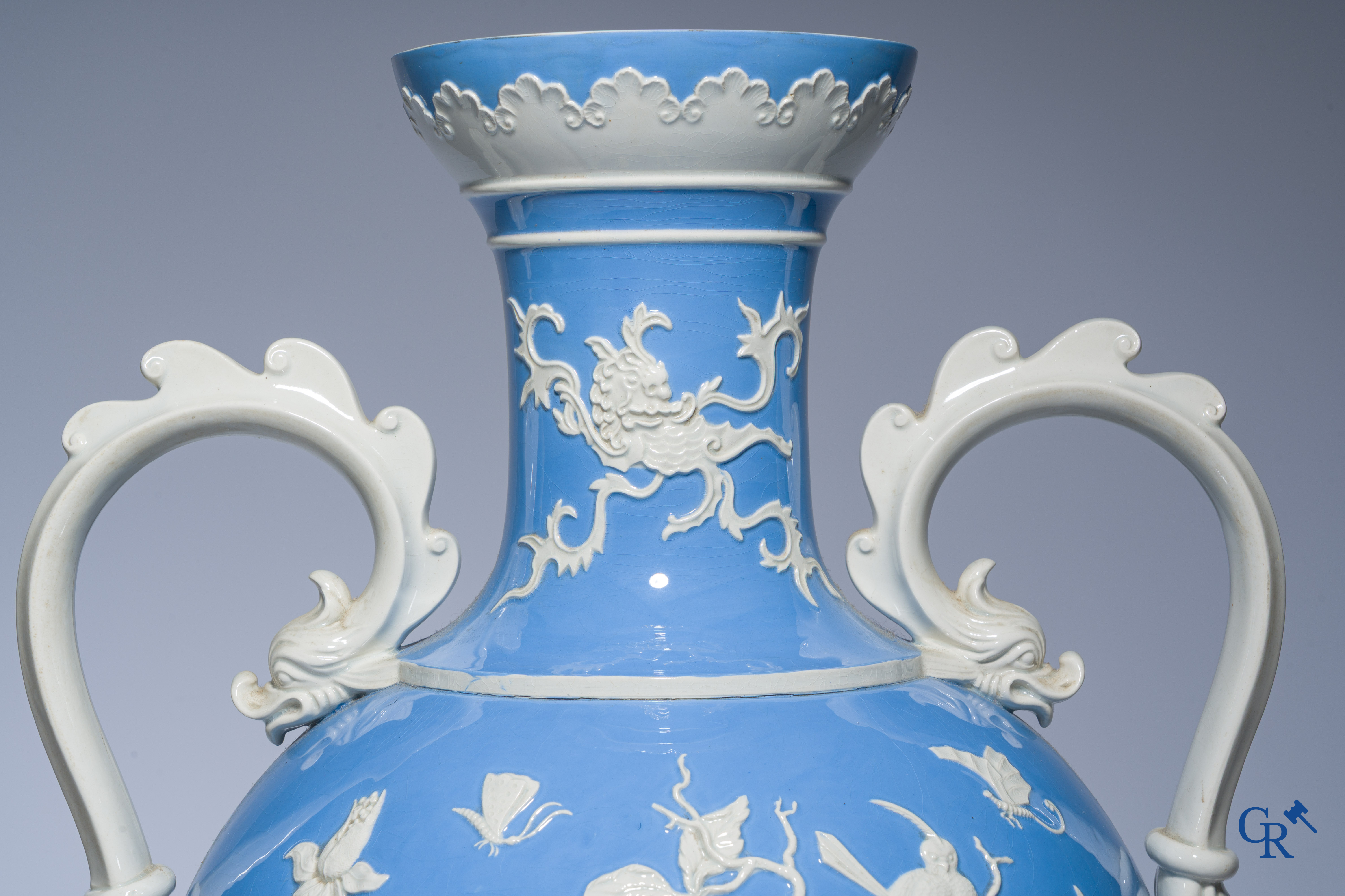 Uitzonderlijke en imposante vaas in faience met een Aziatisch decor. In de stijl van Wedgwood of Mintons. 19de eeuw.