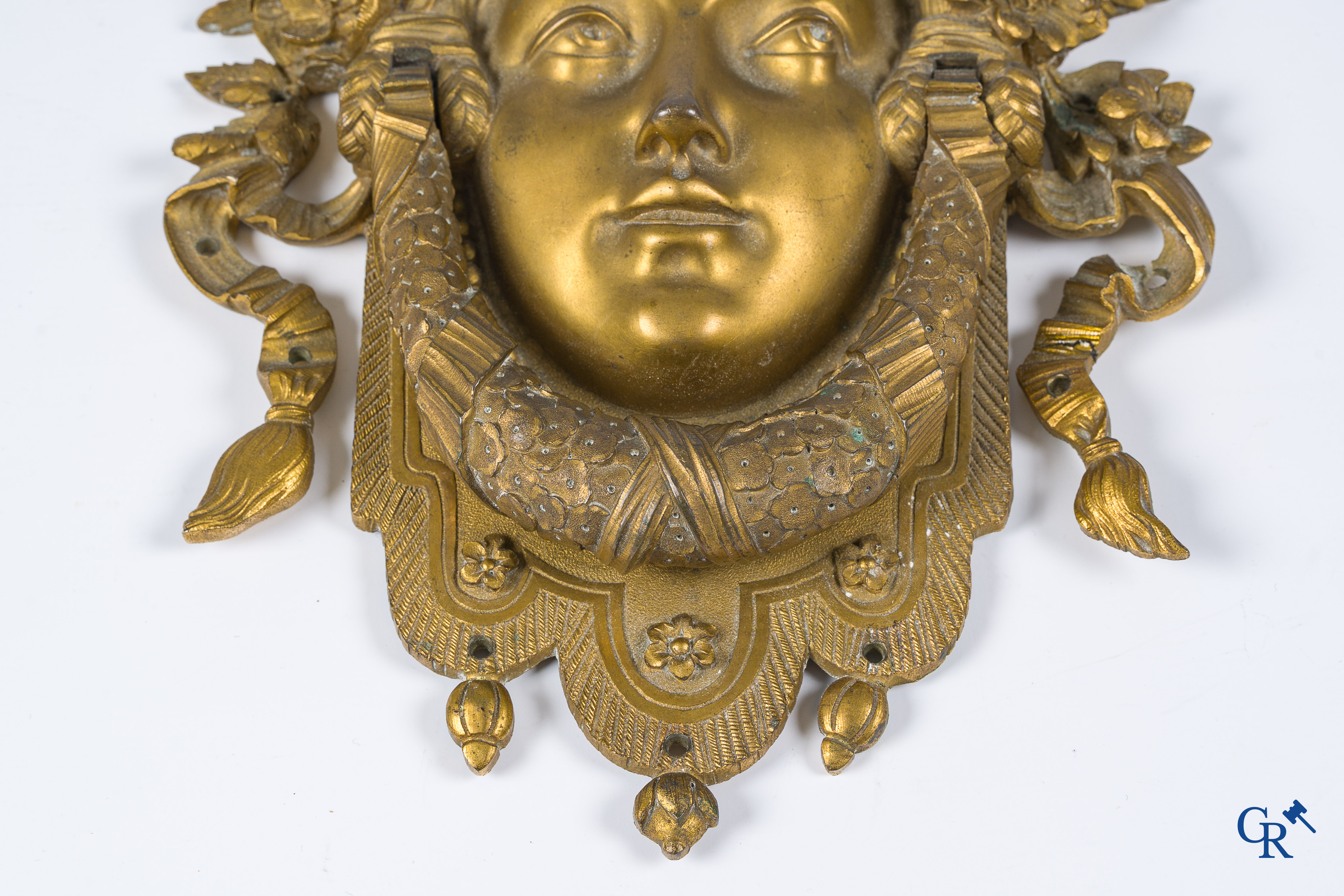 Uitzonderlijk paar fijn geciseleerde en vergulde bronzen ornamenten. LXVI-Stijl. Circa 1880.