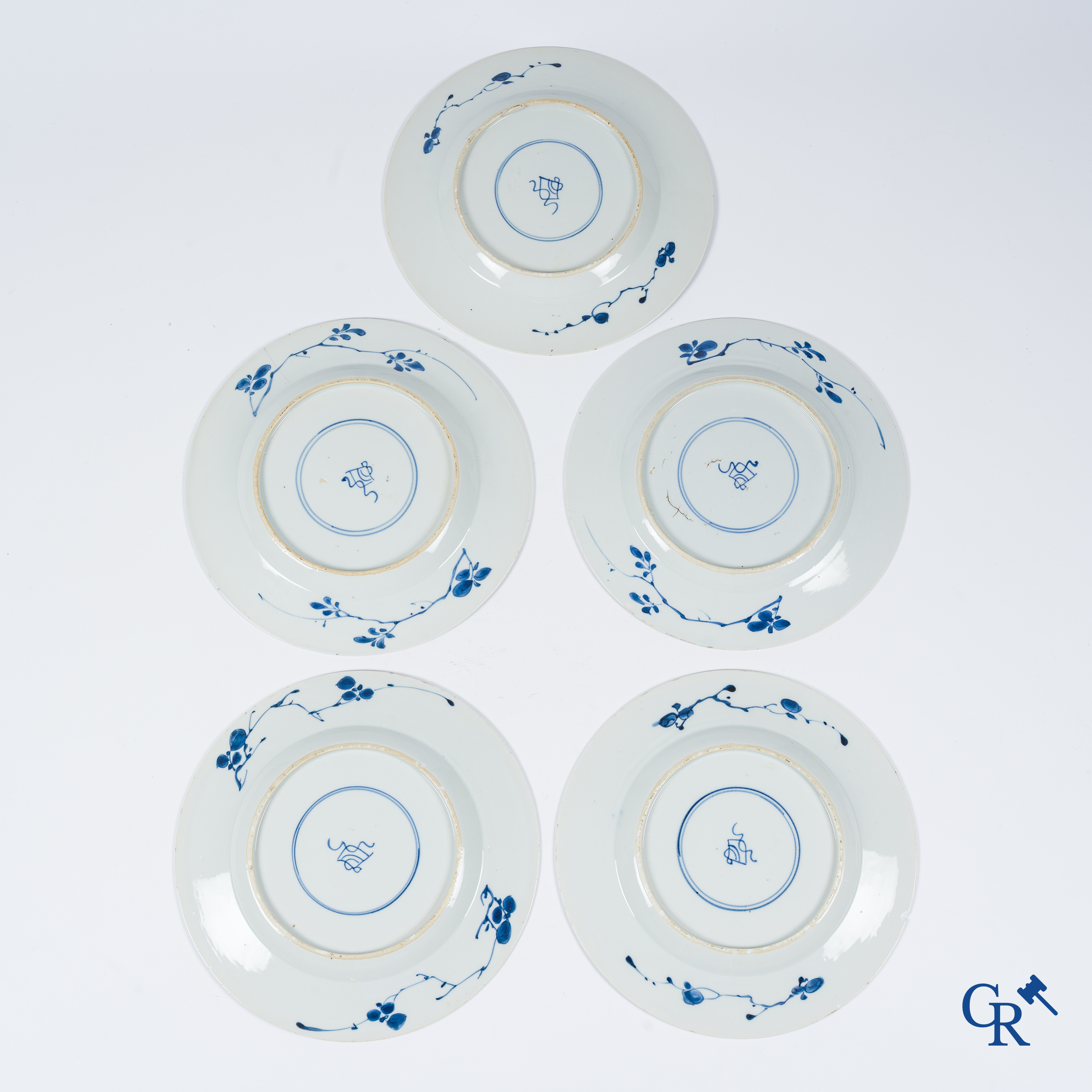 Aziatica. Chinees porselein. 5 Chinese blauw wit porselein borden. Kangxi-periode.