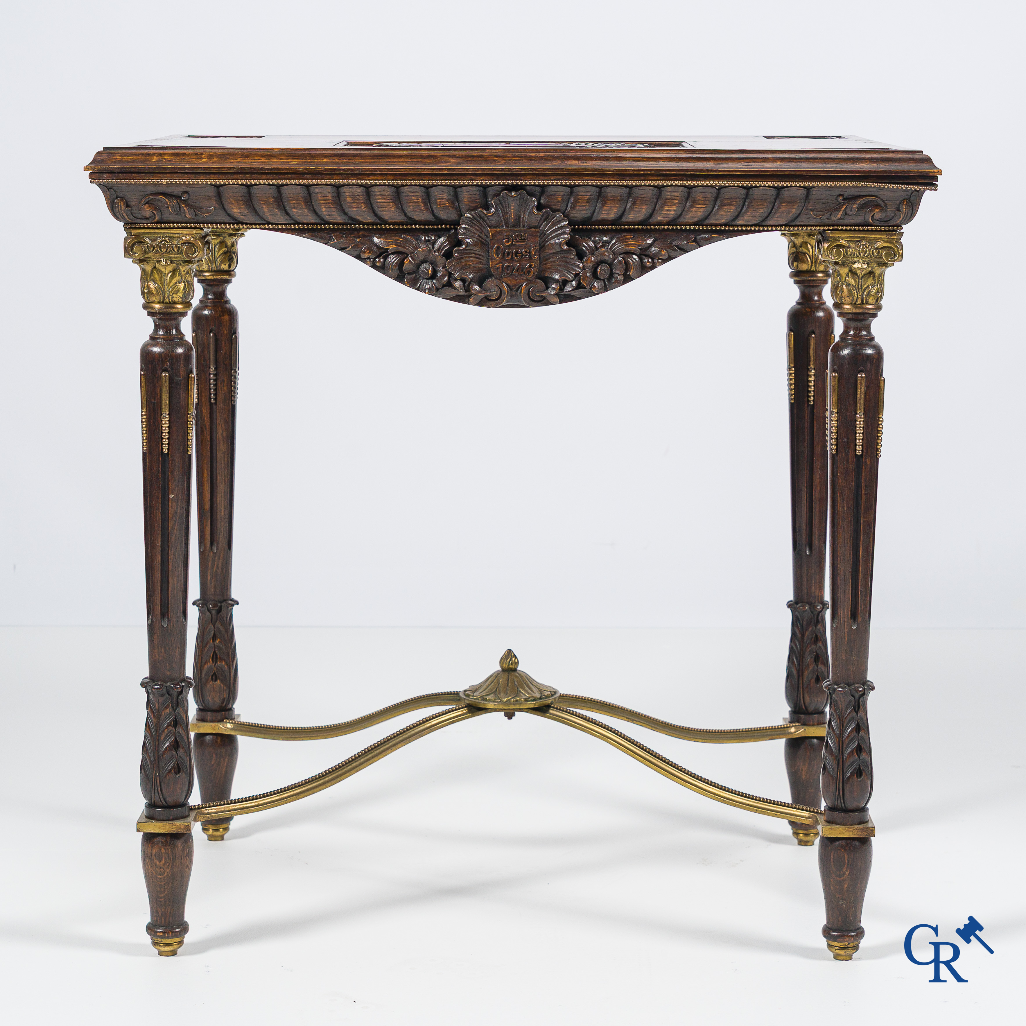 Picanol, Ieper. Uitzonderlijke tafel met taferelen van weefgetouwen, ambachten en wapenschilden. Augustus 1946.