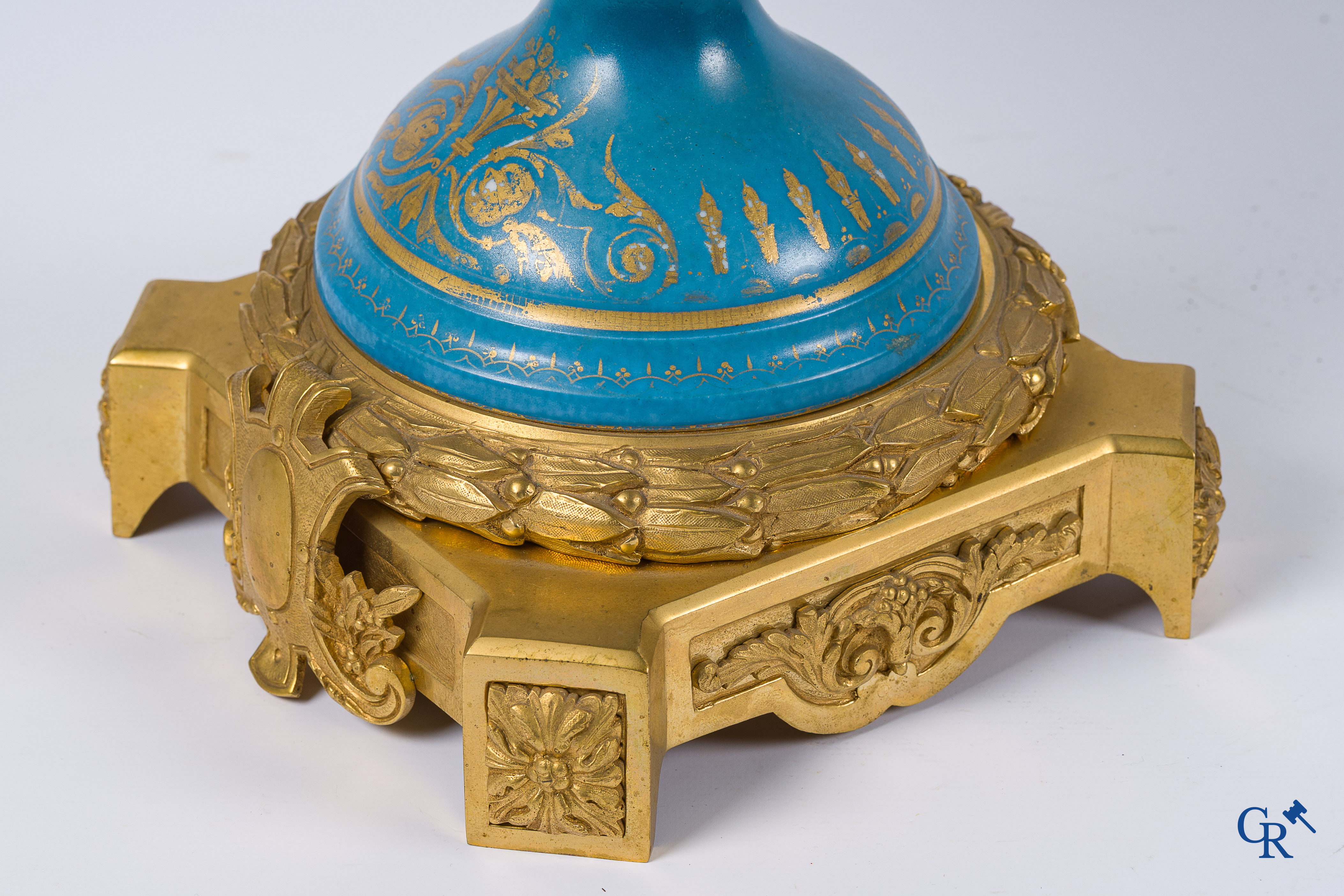 Sèvres. Imposante milieu de table in Sèvres porselein met vergulde bronzen monturen. LXVI-stijl, circa 1900.