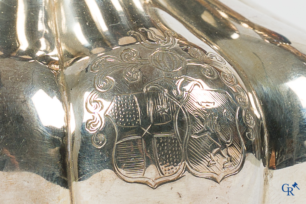 Zilver. Gedeelte van een koffie- en theeservies in zilver 925°/00 en 950°/00. Gemerkt I Widmer. Wapenschilden.