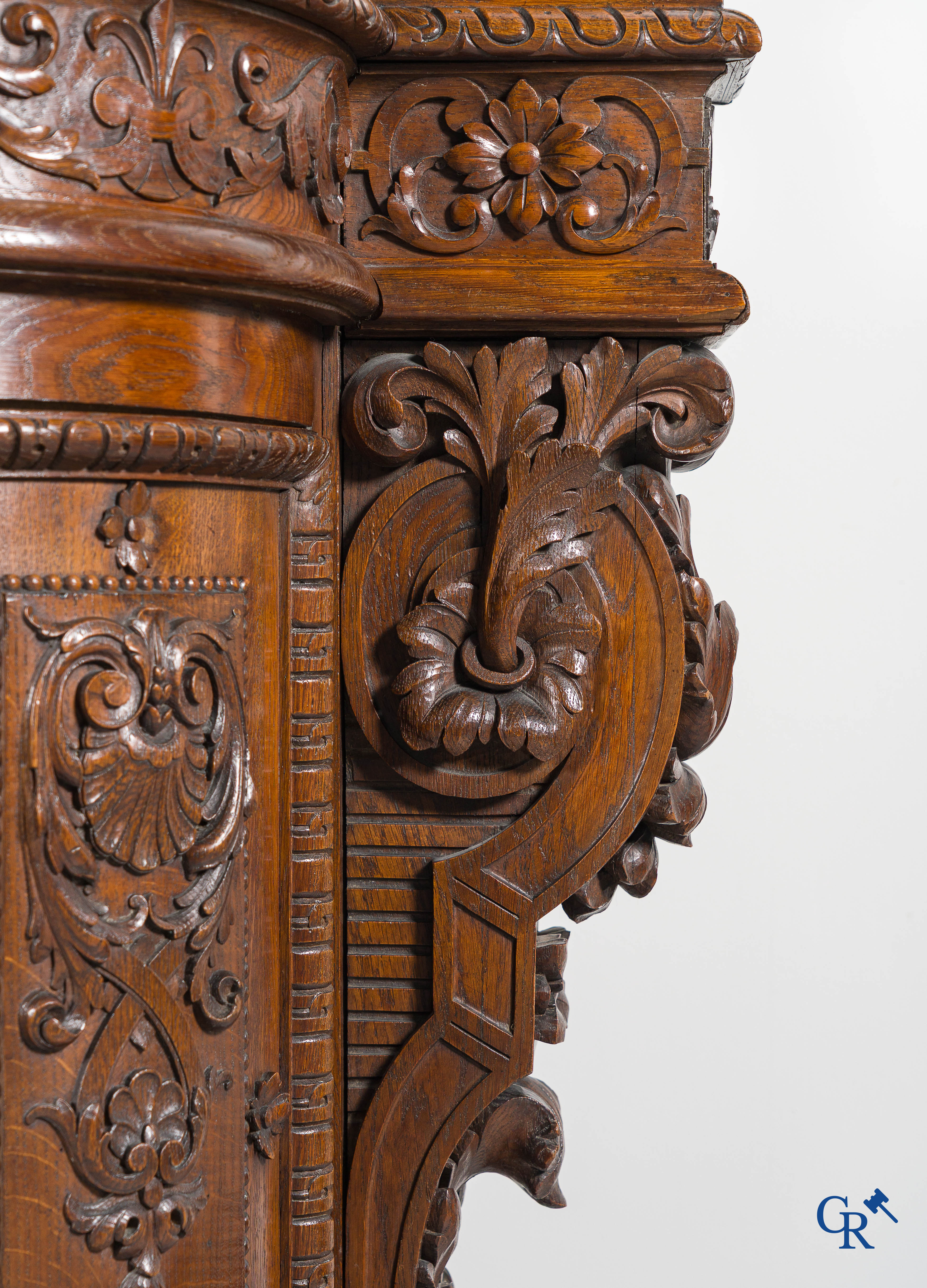 Meubelen. Rijkelijk gesculpteerd desserte meubel met wapenschilden in eikenhout. Louis XIII-stijl, 19de eeuw.