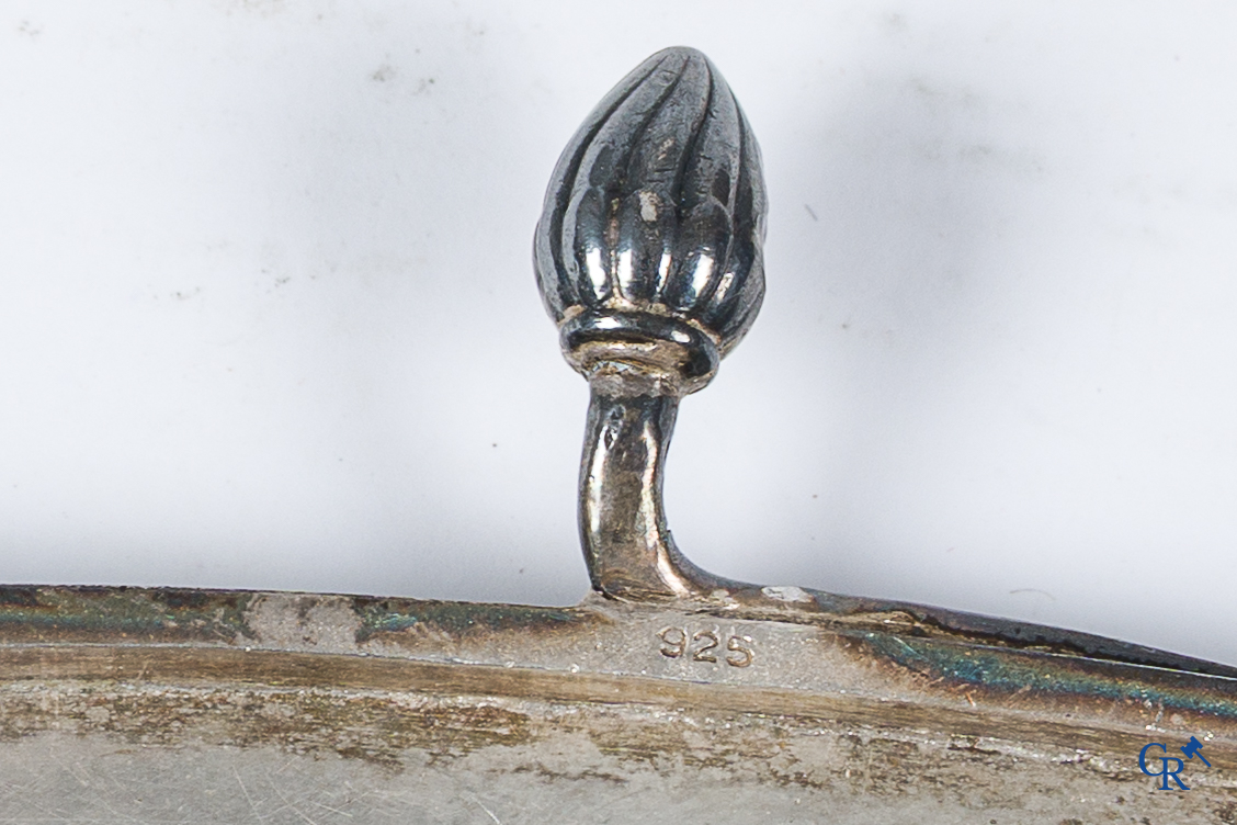 Zilver. Kavel met een avondtas in zilver 925°/00, een slotstuk in zilver 800°/00 een een zilver 800°/00 paraplu handvat.