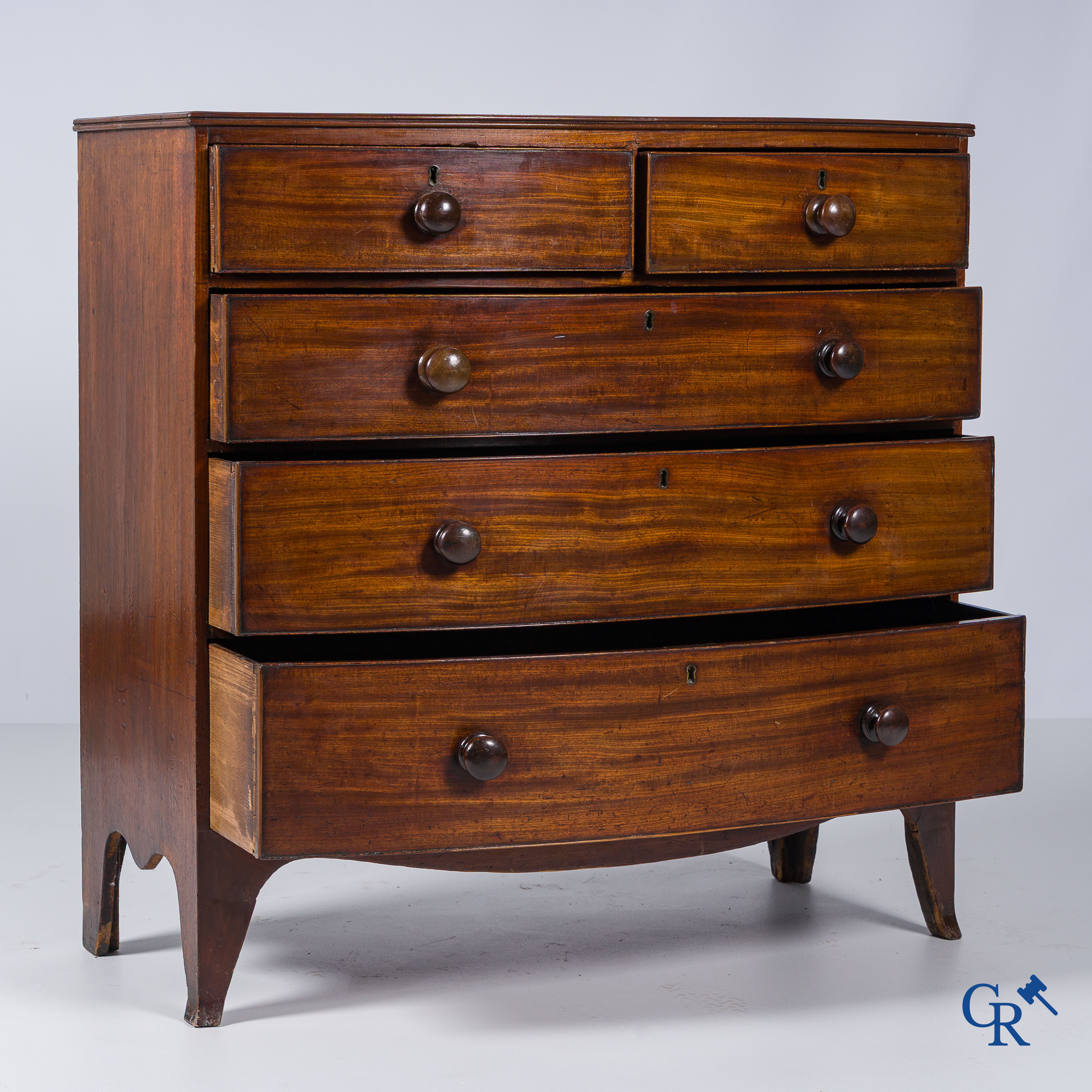 Meubelen. Zogenaamde "Bow front" commode met 5 laden in mahoniehout. Engeland 19e eeuw.