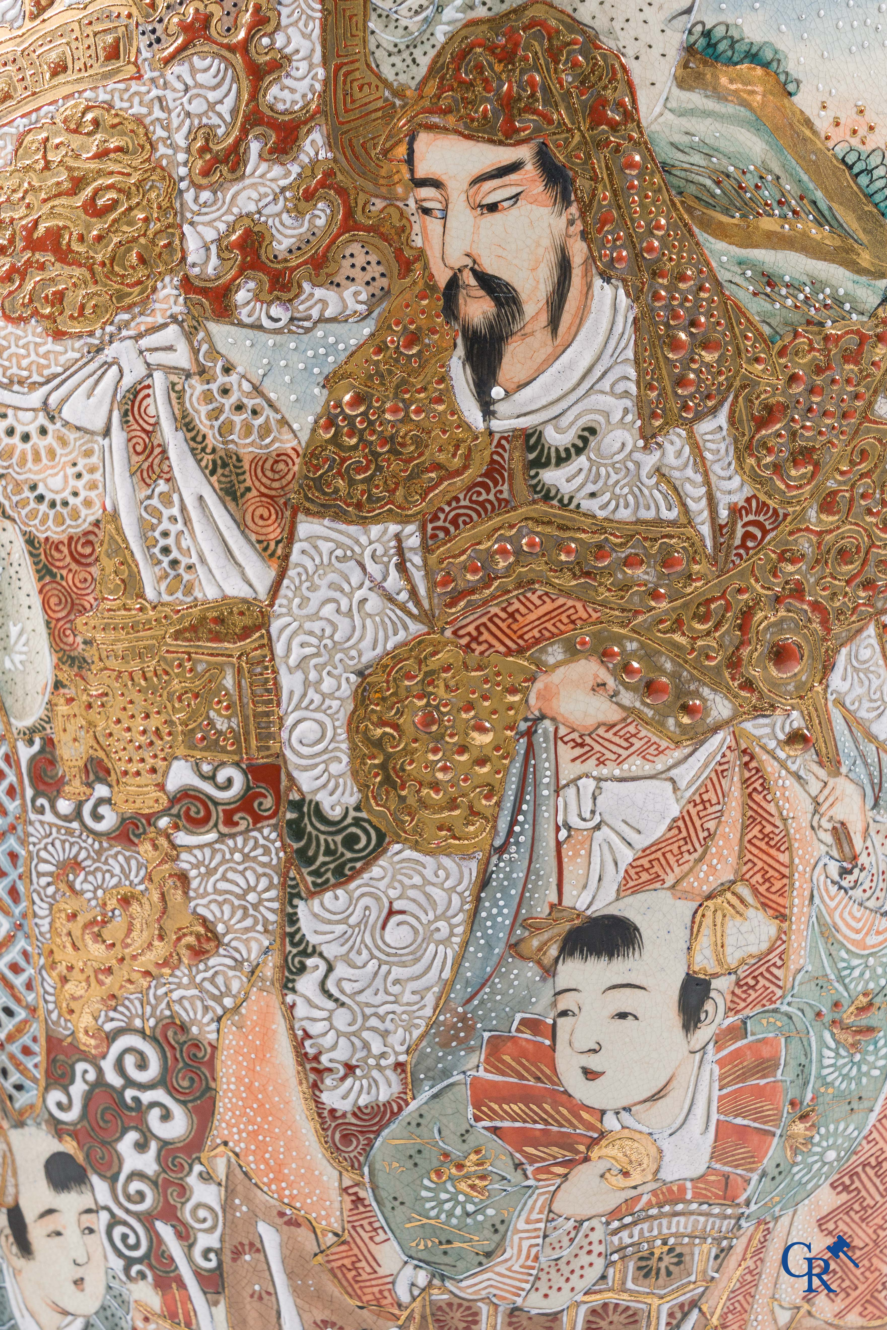 Aziatica. Japanse kunst. Uitzonderlijk groot paar fijn gedecoreerde Satsuma vazen. 19e eeuw.