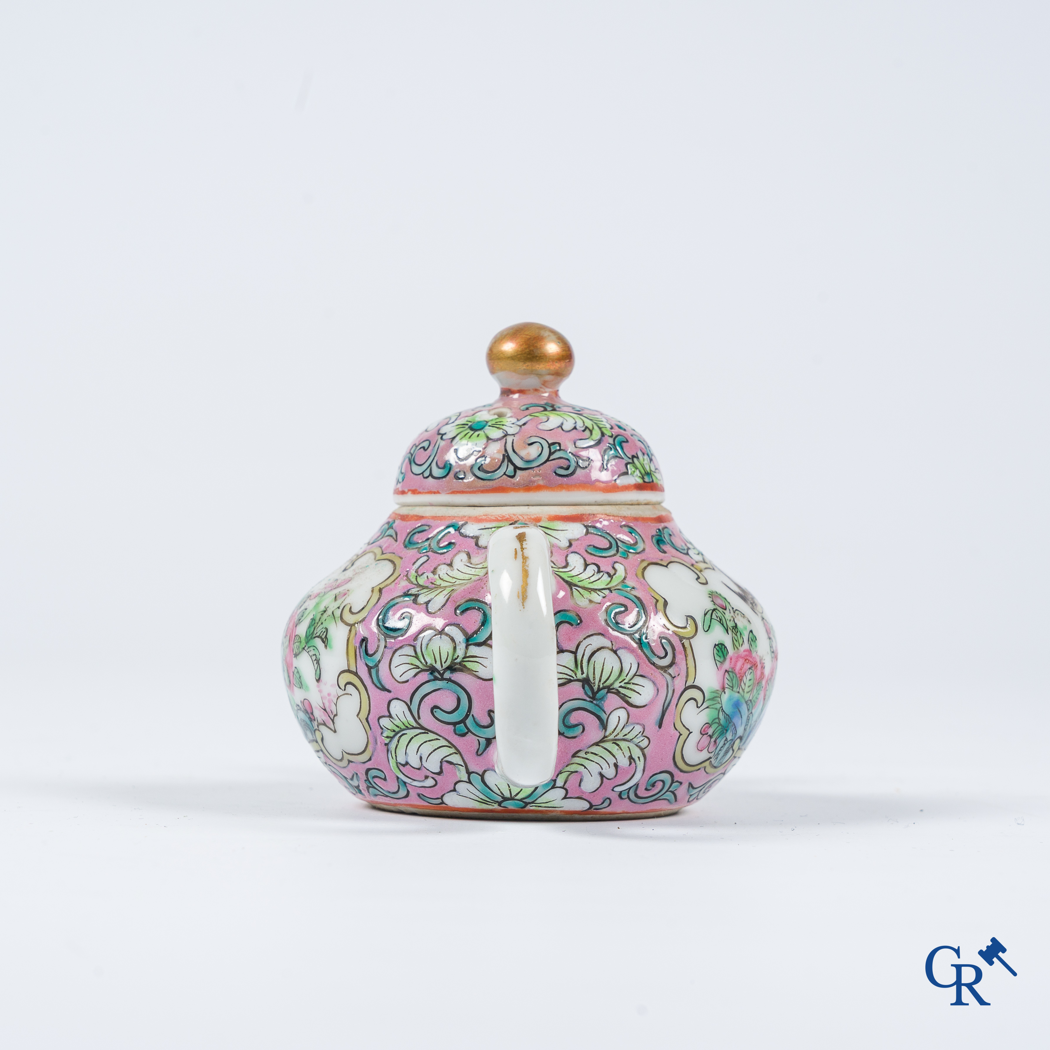 Aziatica. Een octagonale en een diepe schotel met Mandarijn decor en een 19e eeuwse theekan en bord.
