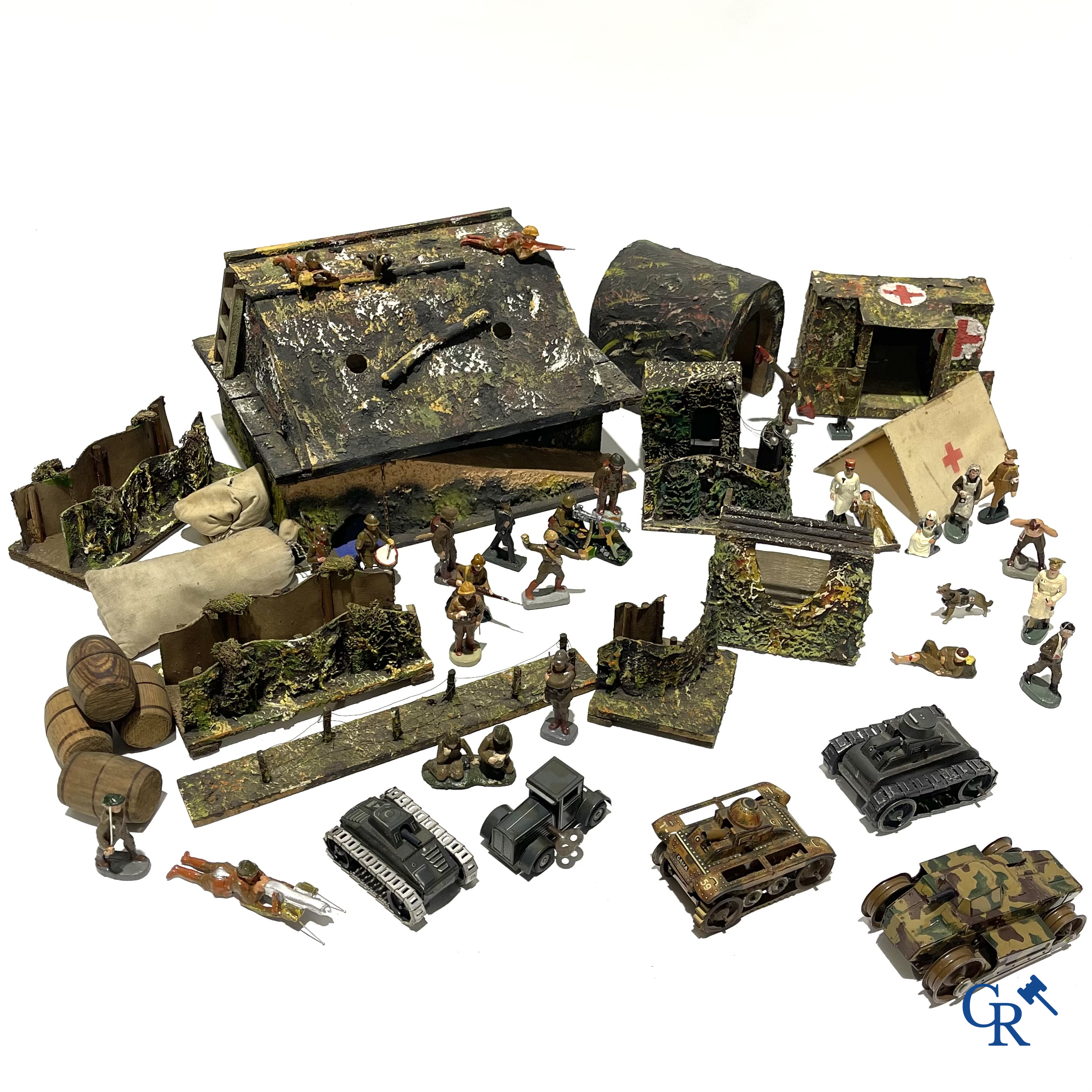 Groot lot militair speelgoed. Gamma tanks, figuren in composiet, bunkers, loopgraven, veldhospitaal, enz. Jaren '30-'40.