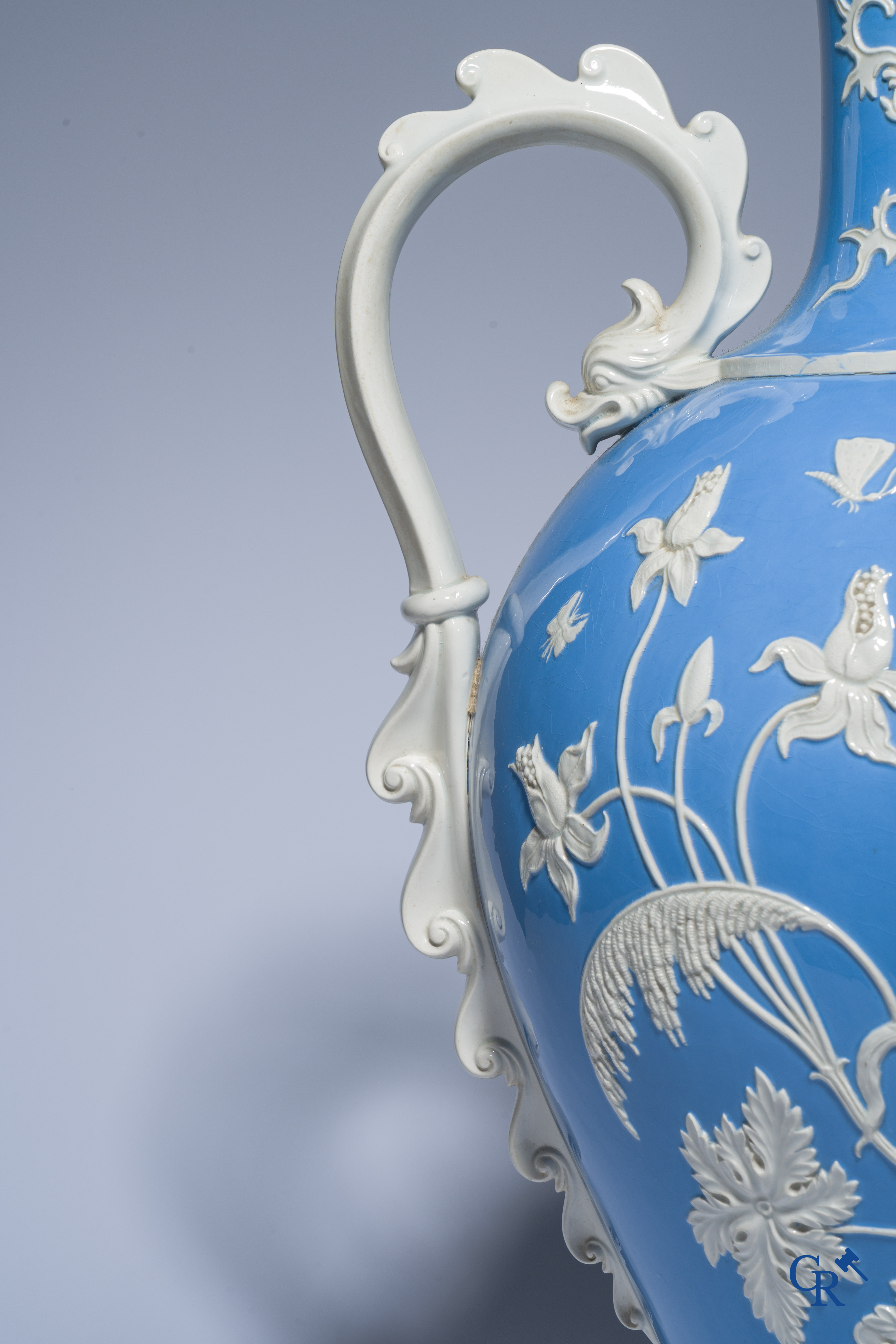 Uitzonderlijke en imposante vaas in faience met een Aziatisch decor. In de stijl van Wedgwood of Mintons. 19de eeuw.
