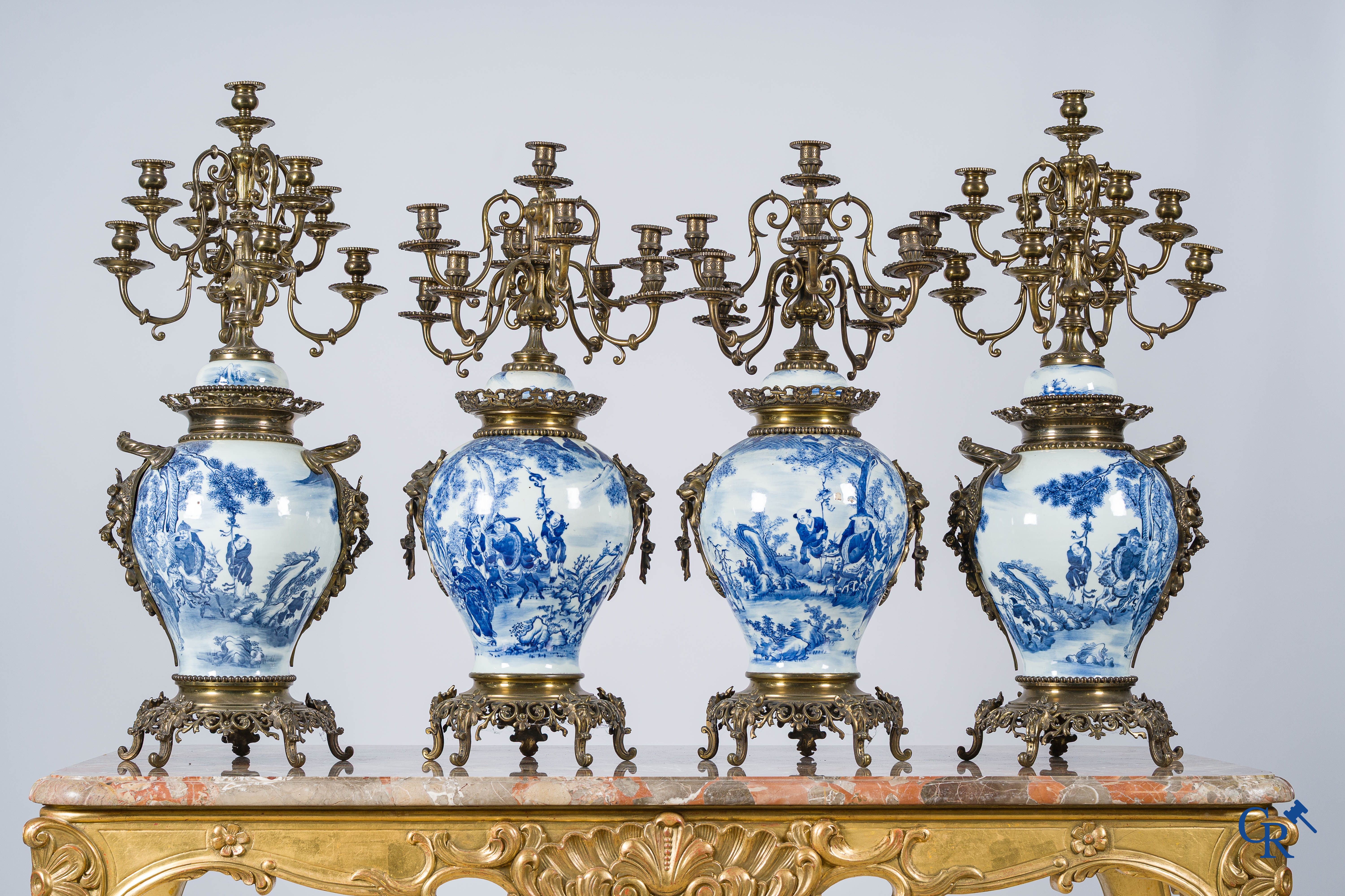 Aziatica. Chinees porselein. Imposante 5-delige schouwgarnituur in Chinees blauw wit porselein en brons.