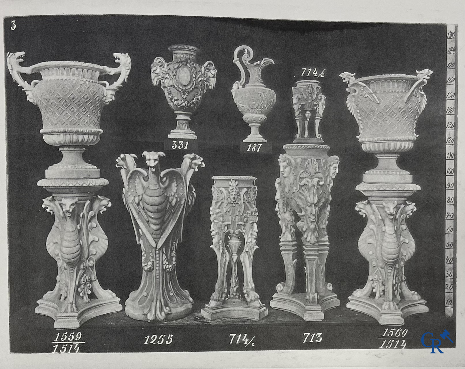 Massier. Uitzonderlijk ensemble in barbotine op een bijhorende plint in gemarbreerd hout. Circa 1900.