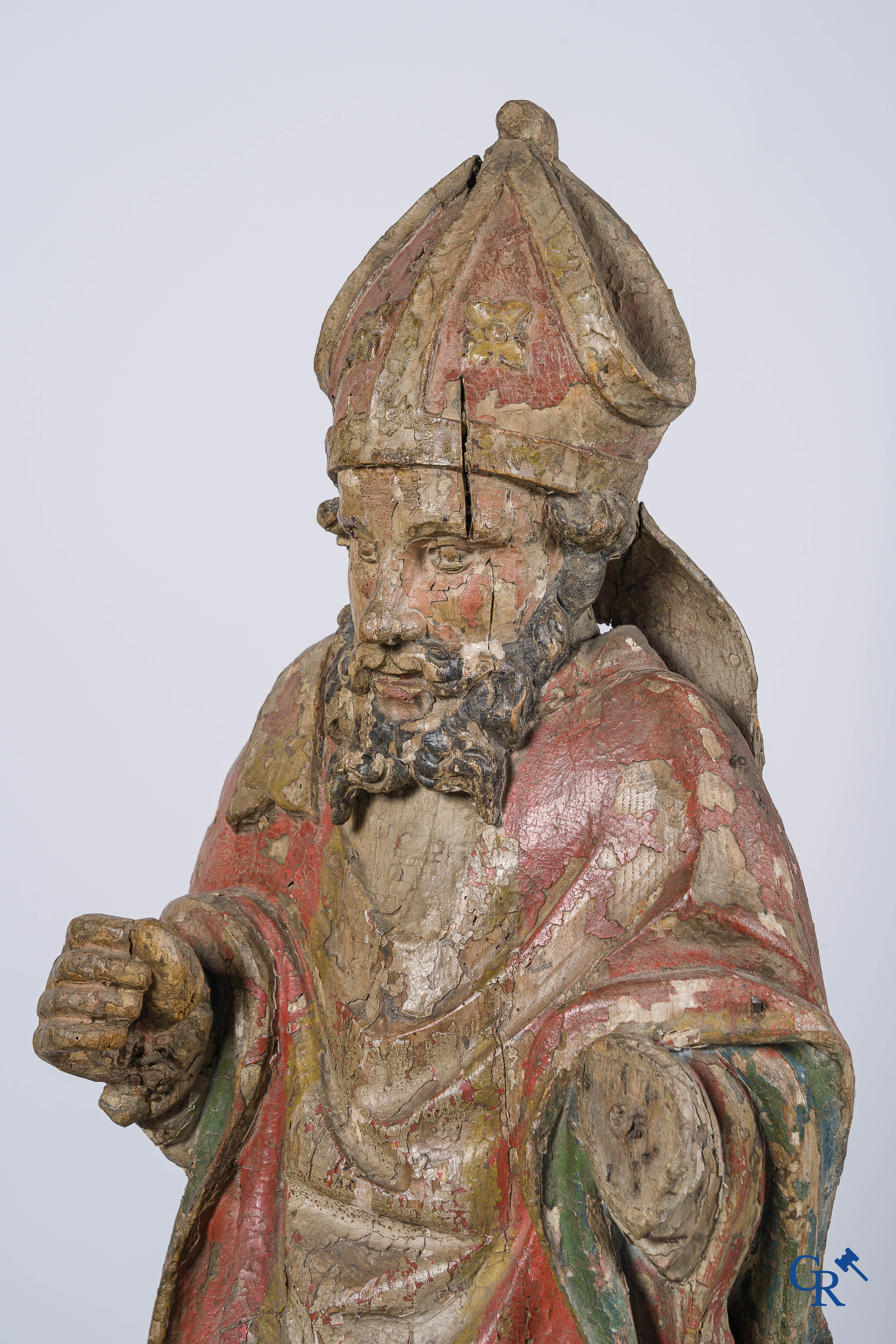 Grote voorstelling van een bisschop in cathedra. Gesculpteerd en gepolychromeerd lindenhout. 17e eeuw.