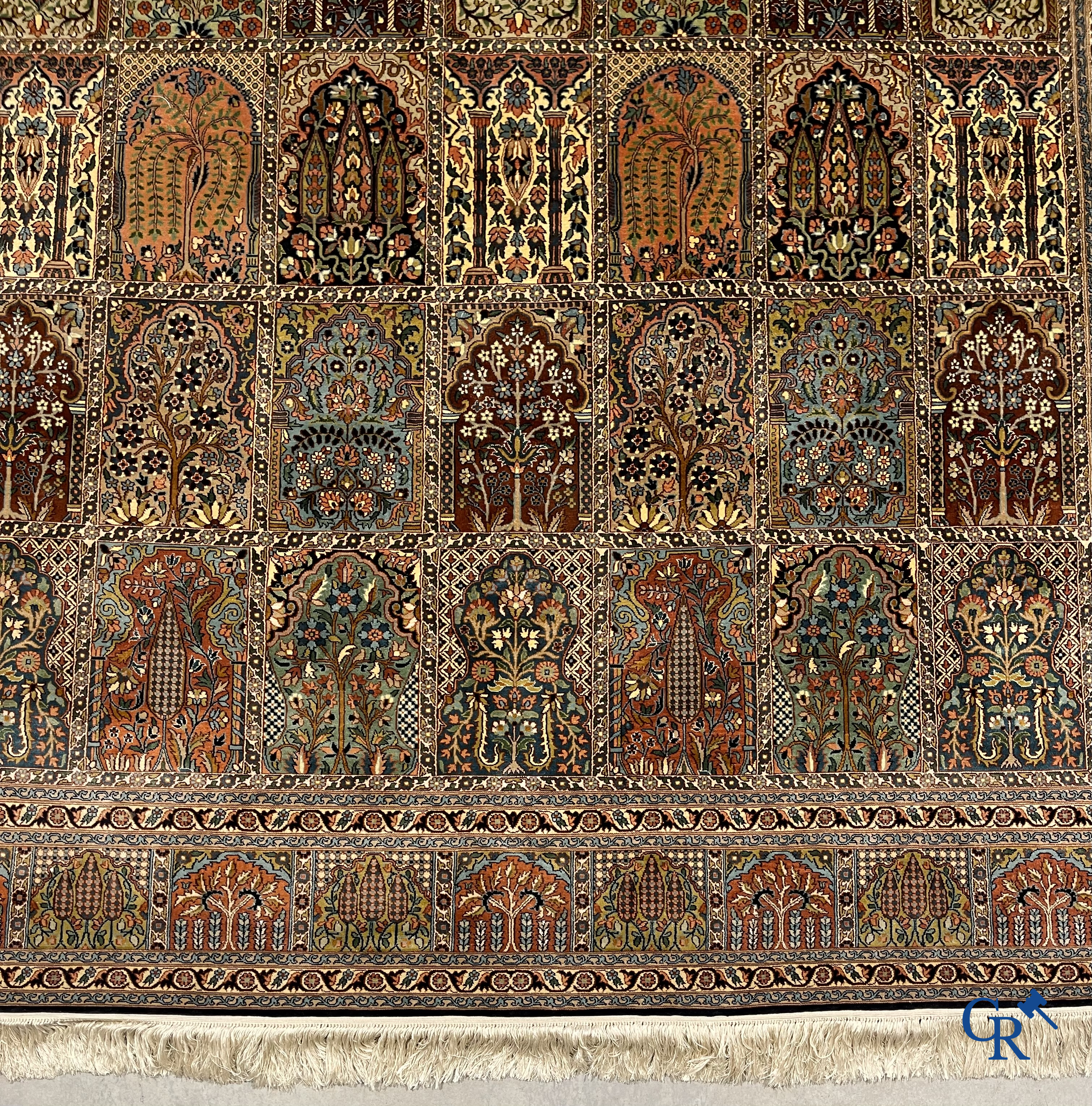Oosterse tapijten. Uitzonderlijk zijden Khesti "garden design" tapijt. Kashmir.