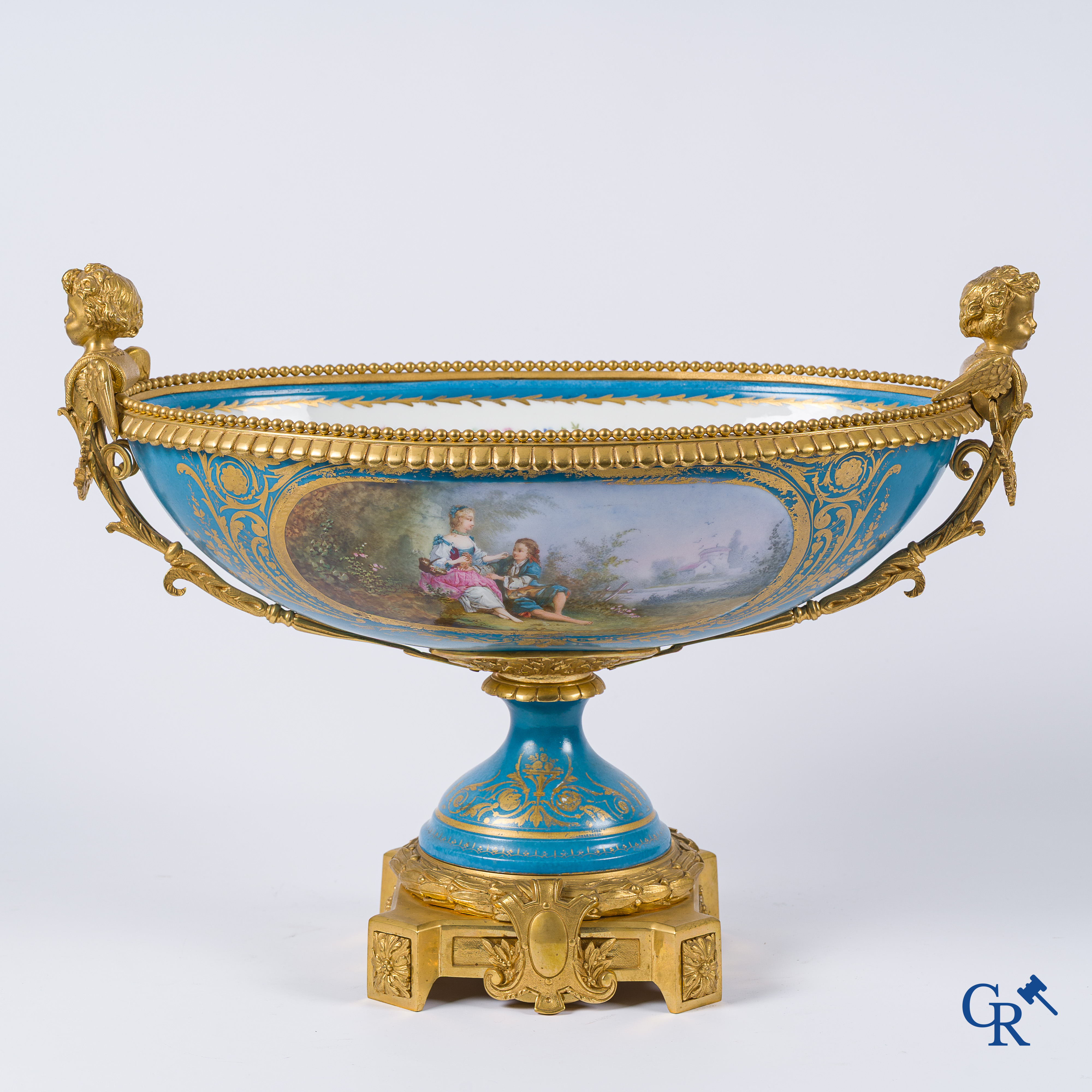 Sèvres. Imposante milieu de table in Sèvres porselein met vergulde bronzen monturen. LXVI-stijl, circa 1900.
