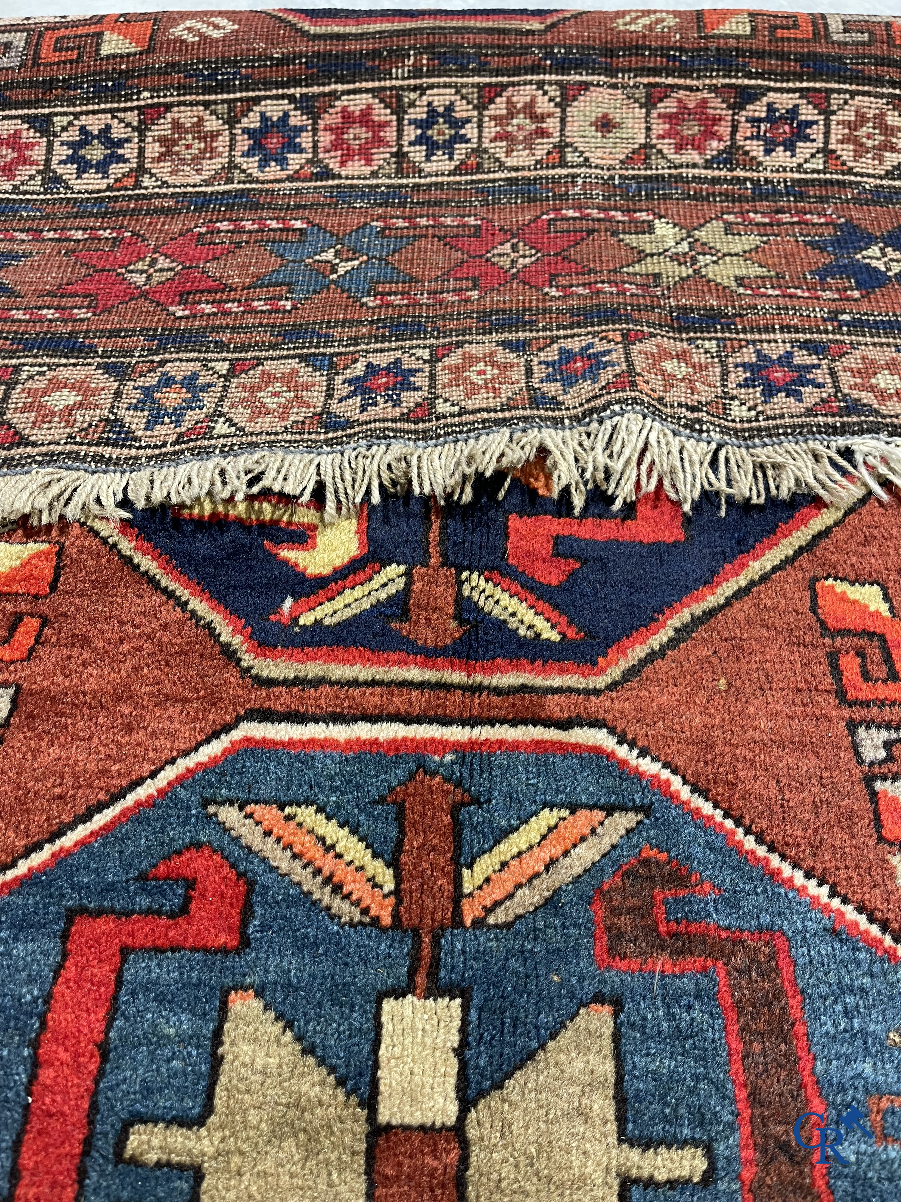 Oosterse tapijten. Antiek handgeknoopt Perzisch tapijt met inscripties. Kazak.