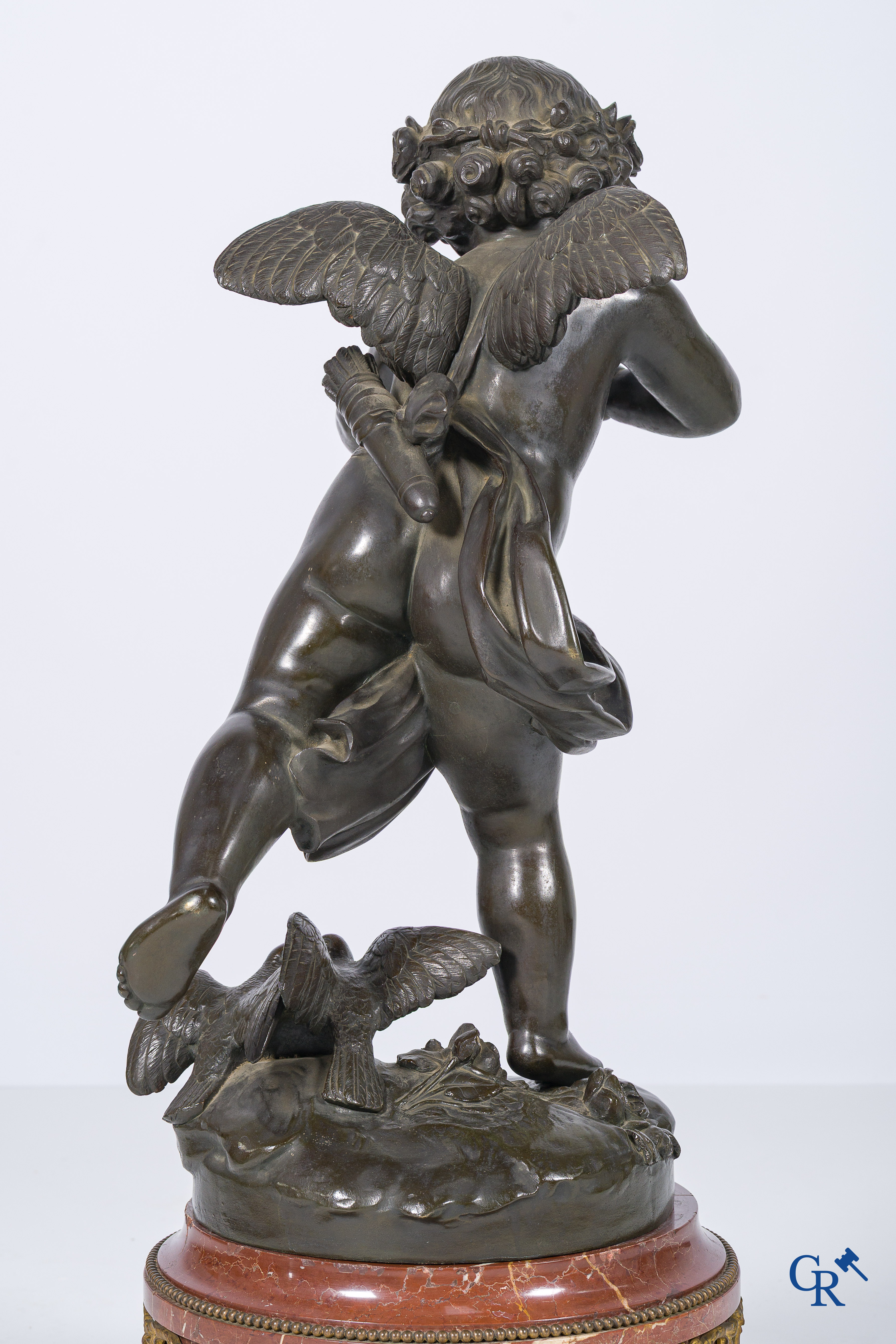 Jean Antoine Houdon (naar) Imposante klok in marmer met bronzen voorstelling van een cupido. LXVI-stijl. Circa 1900.