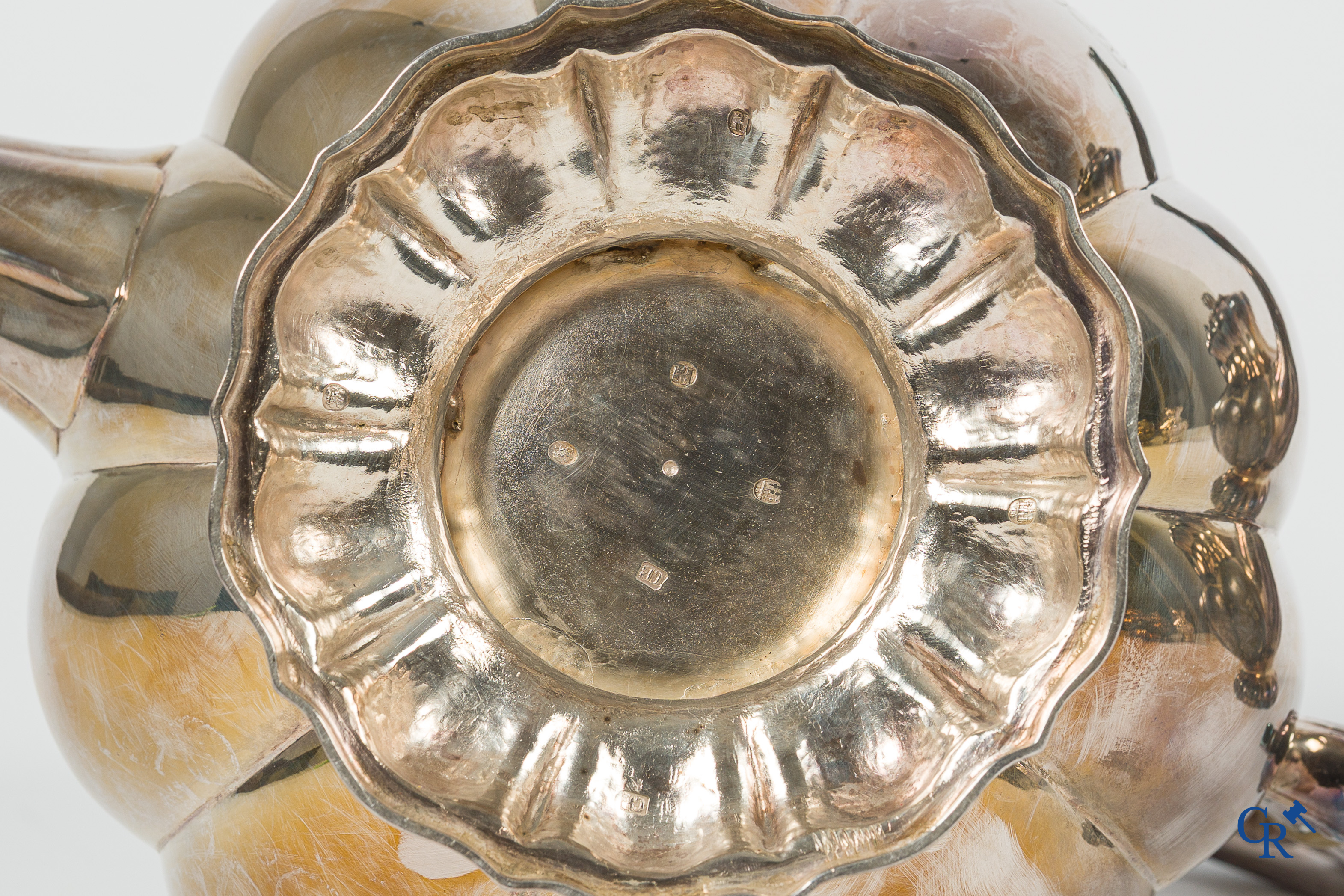 Zilver. Gedeelte van een koffie- en theeservies in zilver 925°/00 en 950°/00. Gemerkt I Widmer. Wapenschilden.