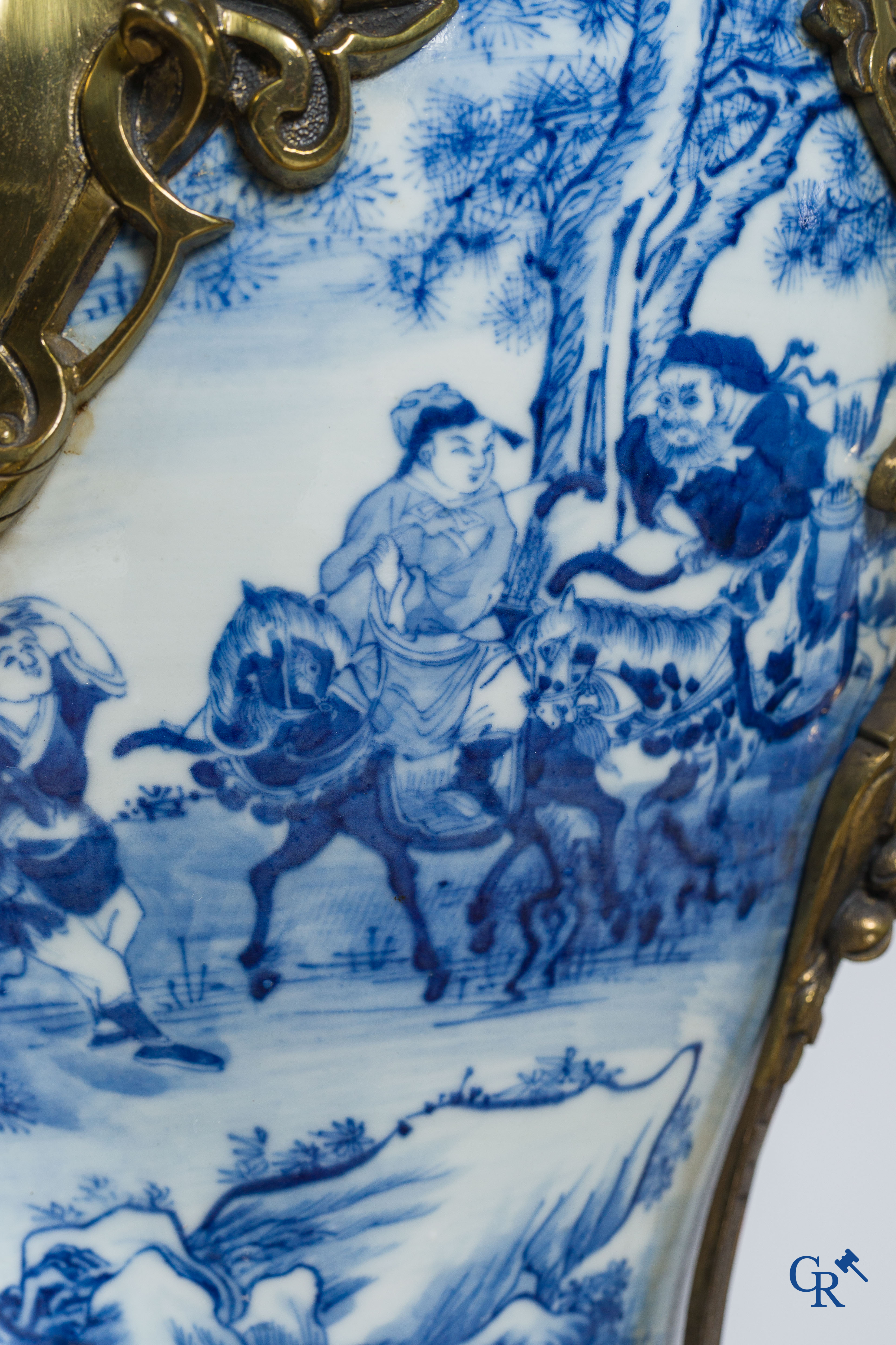 Aziatica. Chinees porselein. Imposante 5-delige schouwgarnituur in Chinees blauw wit porselein en brons.