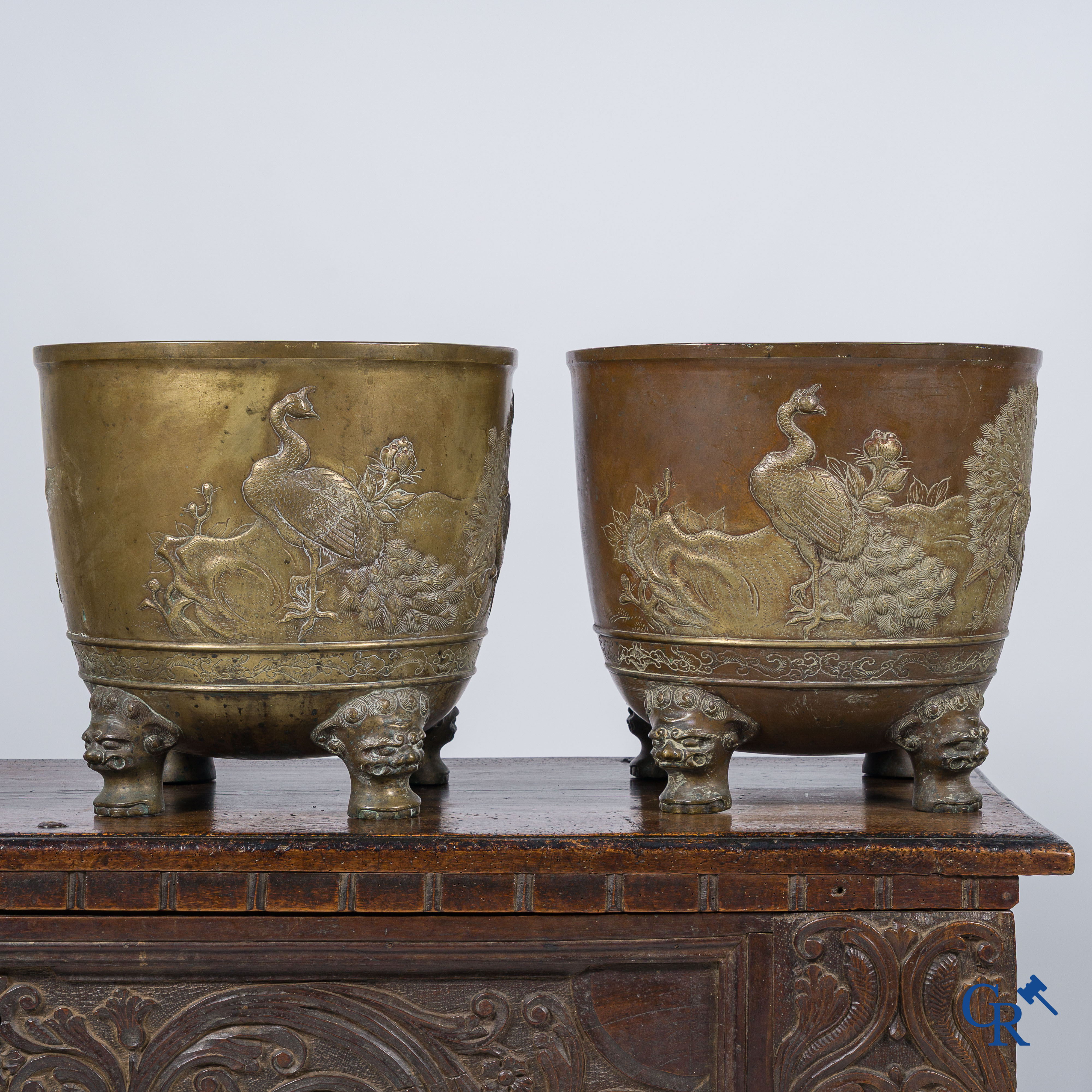 Aziatica. Japan. 2 grote Japanse bronzen cache-pots of jardinières. Decor van pauwen. 19e eeuw.