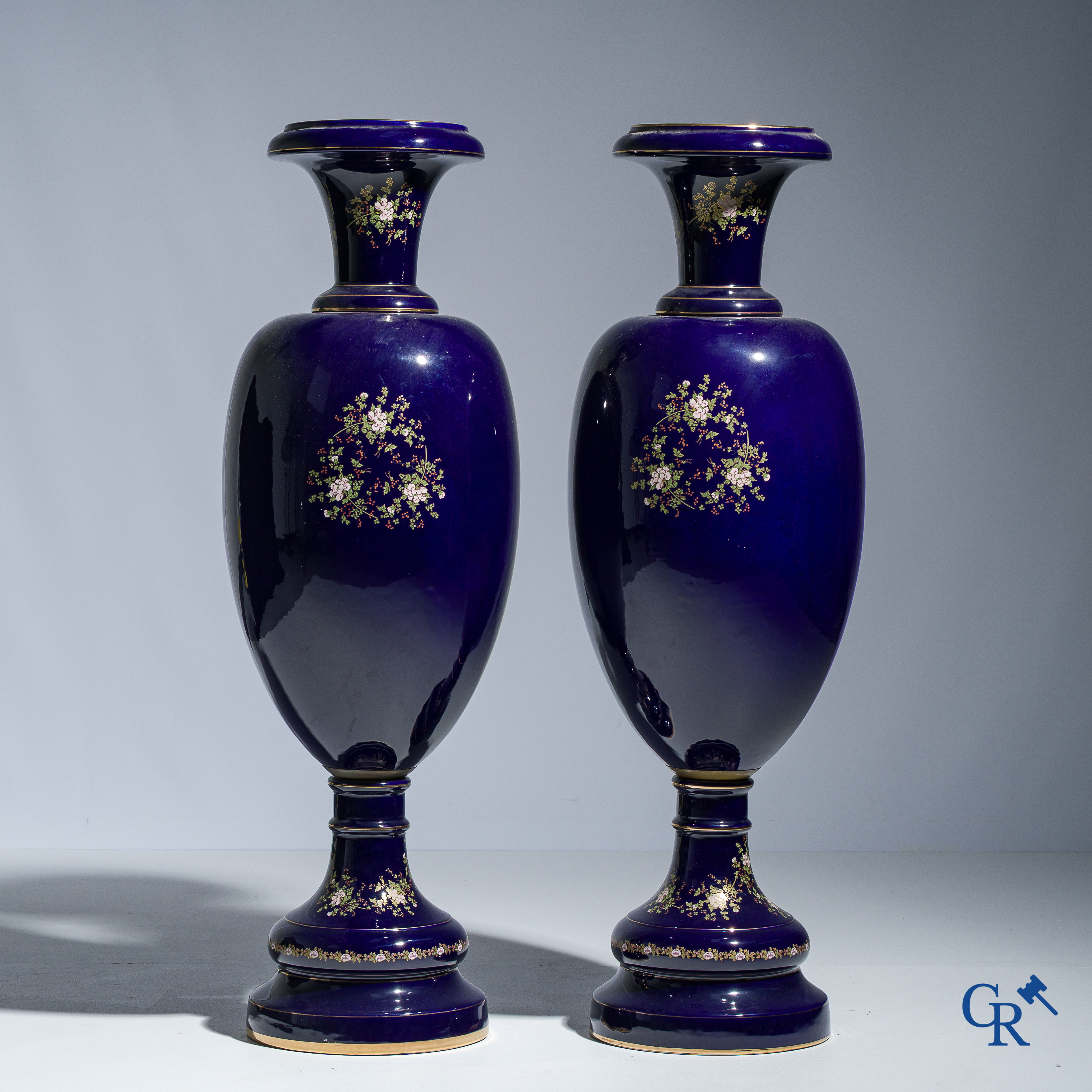 Impressive pair of vases in cobalt blue porcelain. Decor of gold pheasants and flowers. Circa 1950.