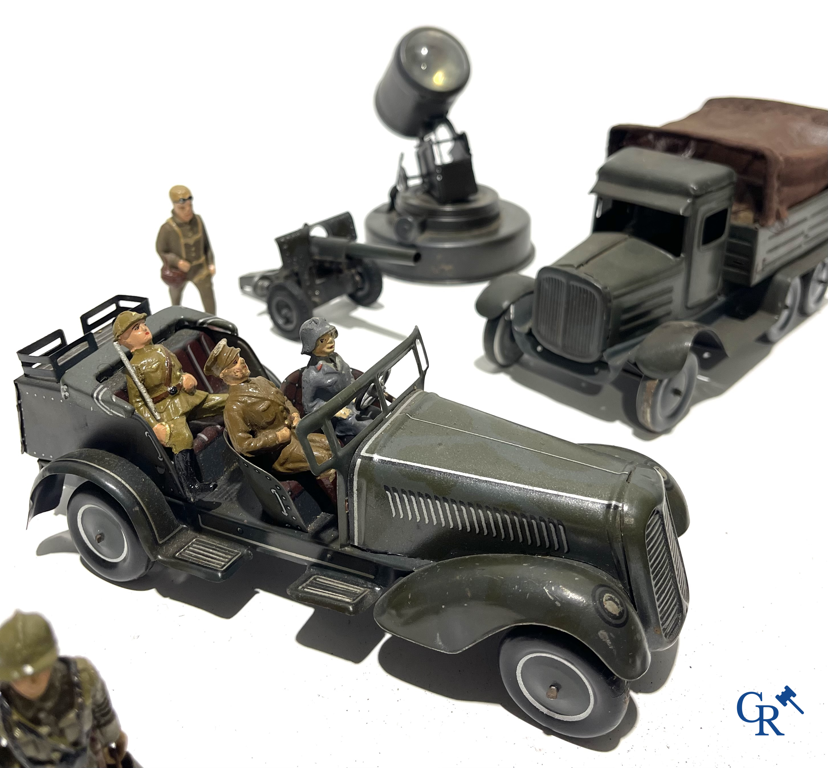 Oud Speelgoed. Uitzonderlijk goed bewaard lot Duits militair speelgoed in blik en figuren in composiet. Jaren '30-'40.