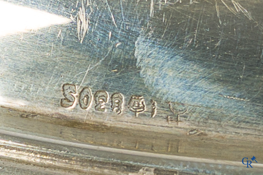 Zilver. Grote gelobde serveer schotel in zilver 800°/00.