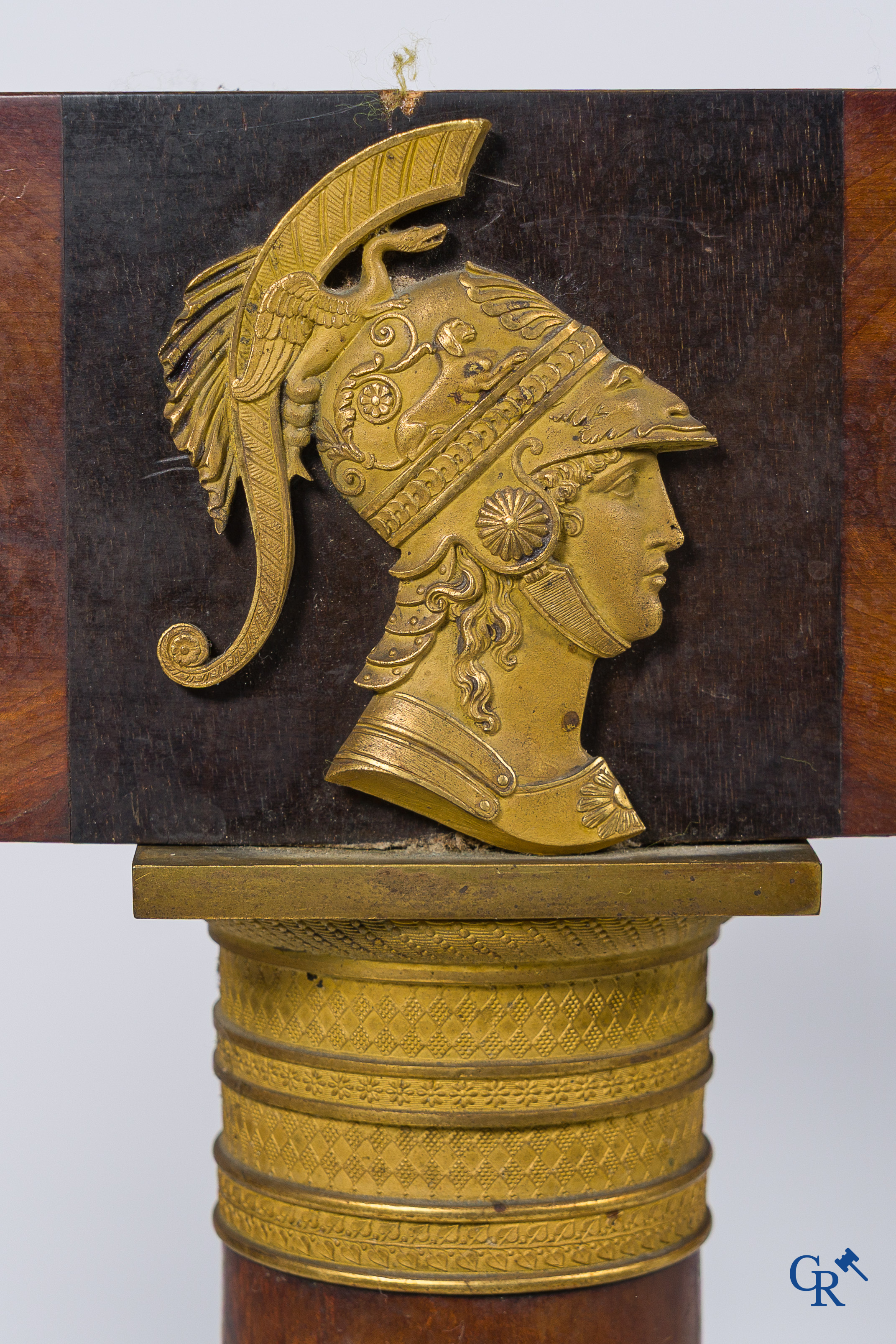 Empire. Grote guéridon in mahoniehout fineer met fijn geciseleerde en vergulde bronzen. Frankrijk, circa 1810.