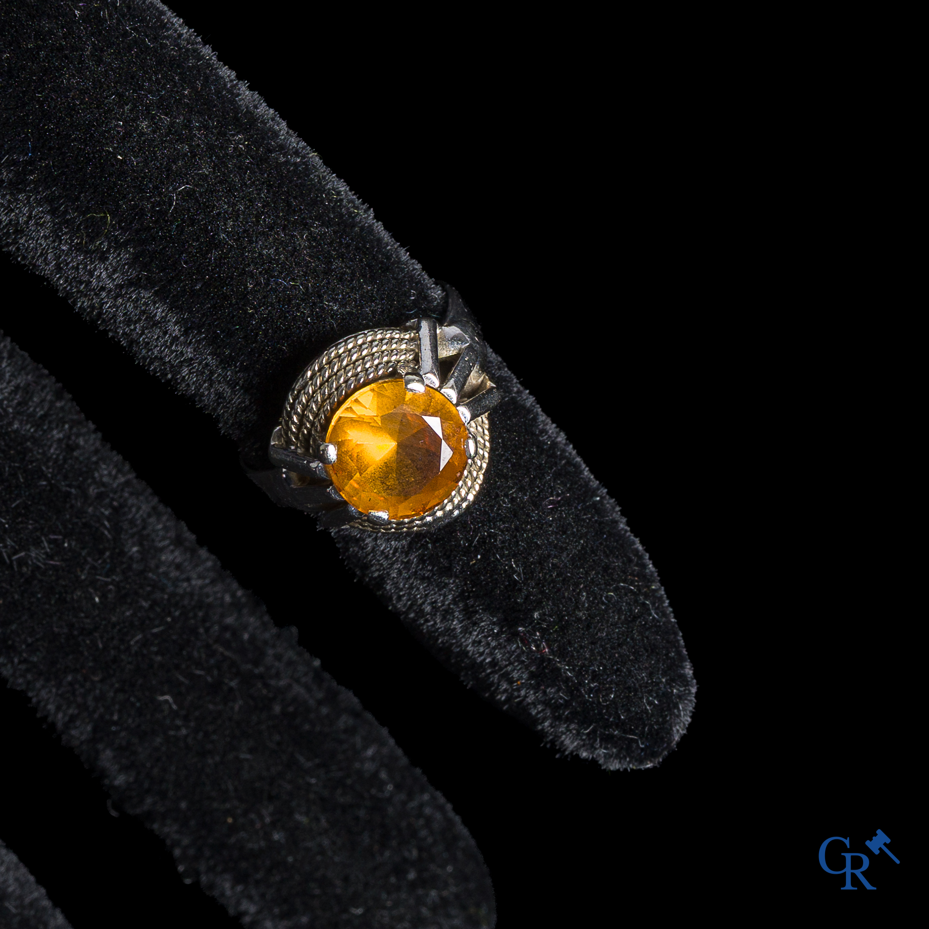 Juwelen. Ring in witgoud 750°/00 bezet met een topaas.