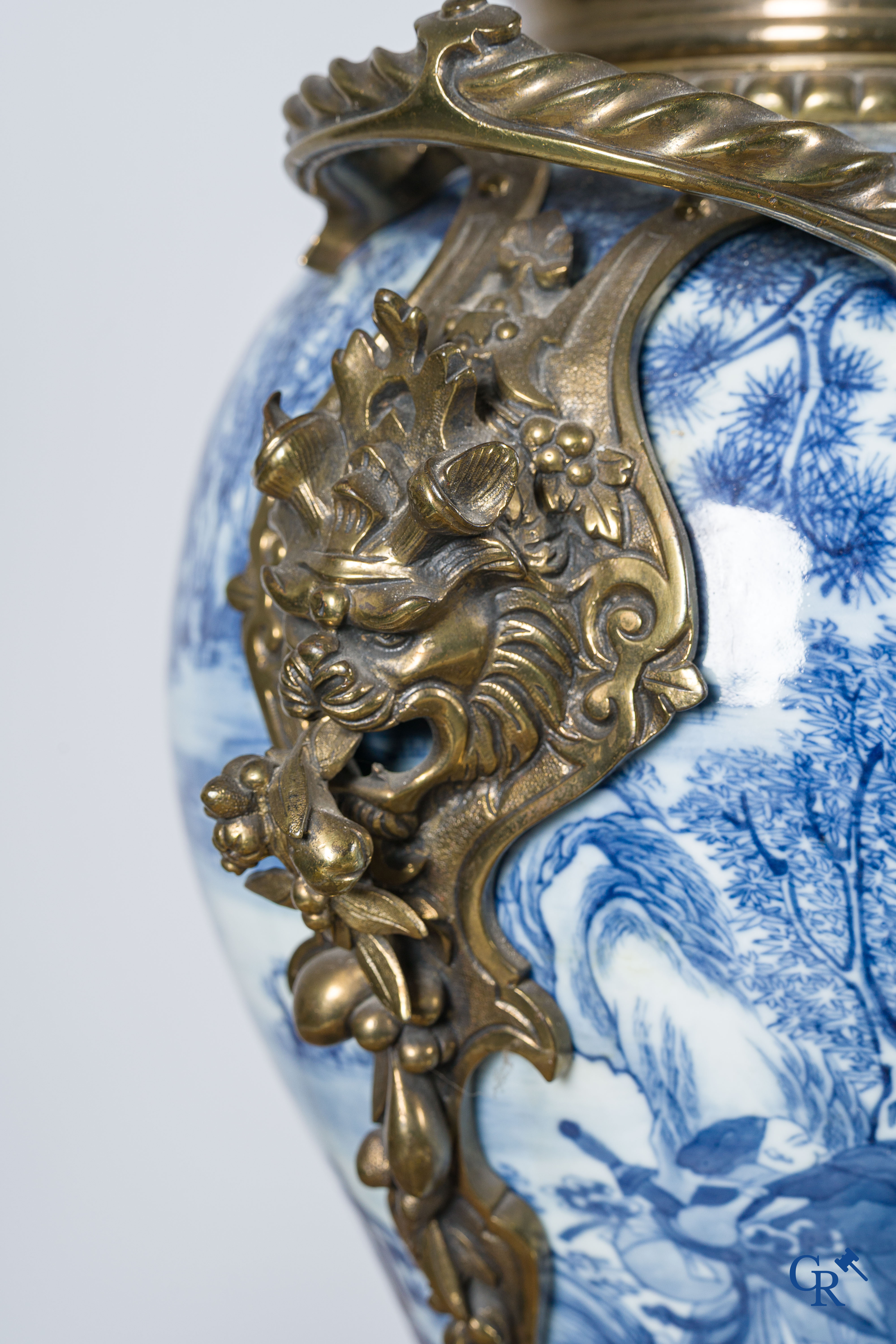 Aziatica. Chinees porselein. Imposante 5-delige schouwgarnituur in Chinees blauw wit porselein en brons.