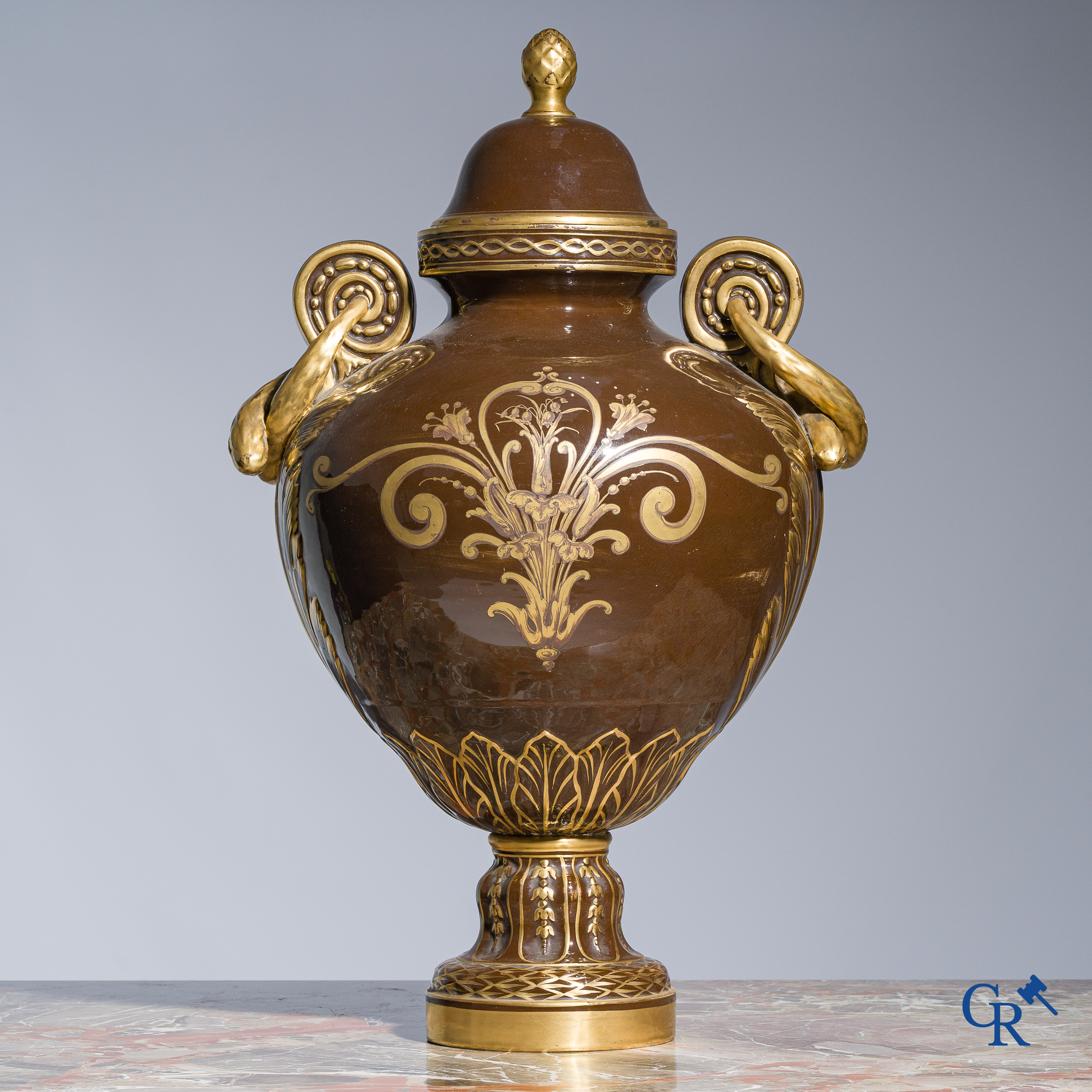 Imposante dekselvaas in Sevres-stijl. Jachtdecor met patrijzen. Faience met vergulding. Napoleon III-periode.