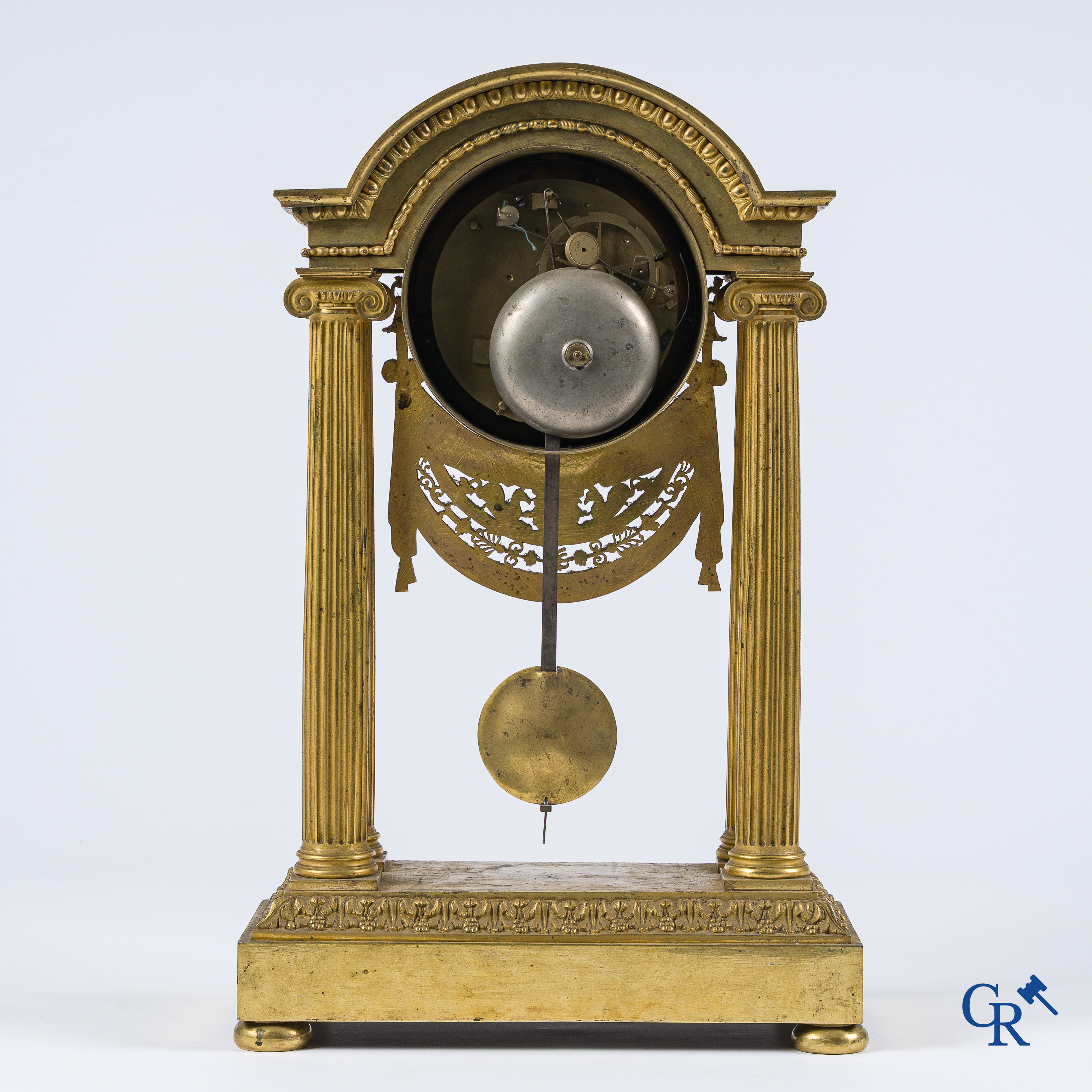 Warnier l'ainé à Paris. Pendule portique en bronze finement ciselé et doré. Fin du XVIIIe siècle.