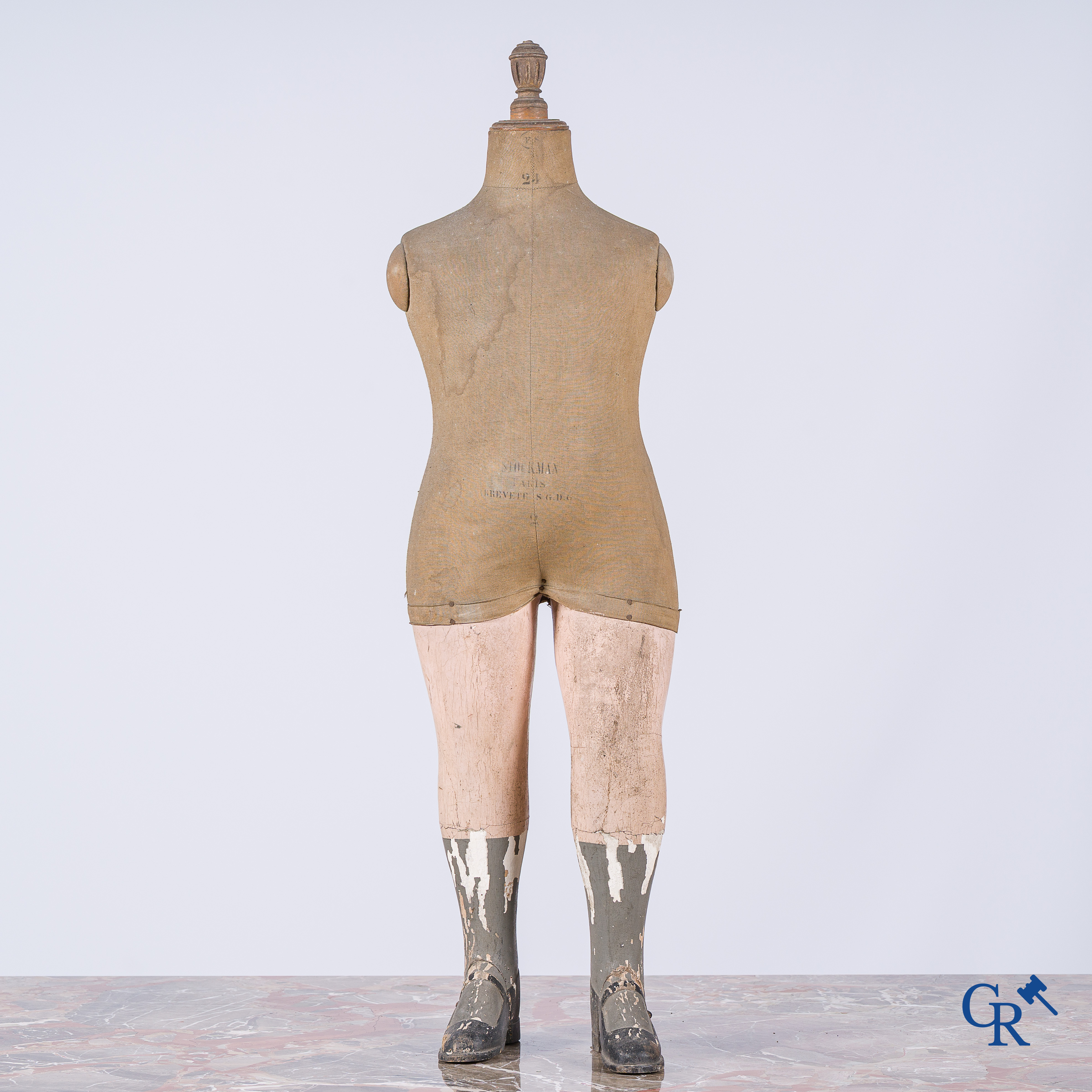 Stockman Paris. Antieke kinderetalagepop met stoffen bovenlichaam en houten benen. Circa 1900.