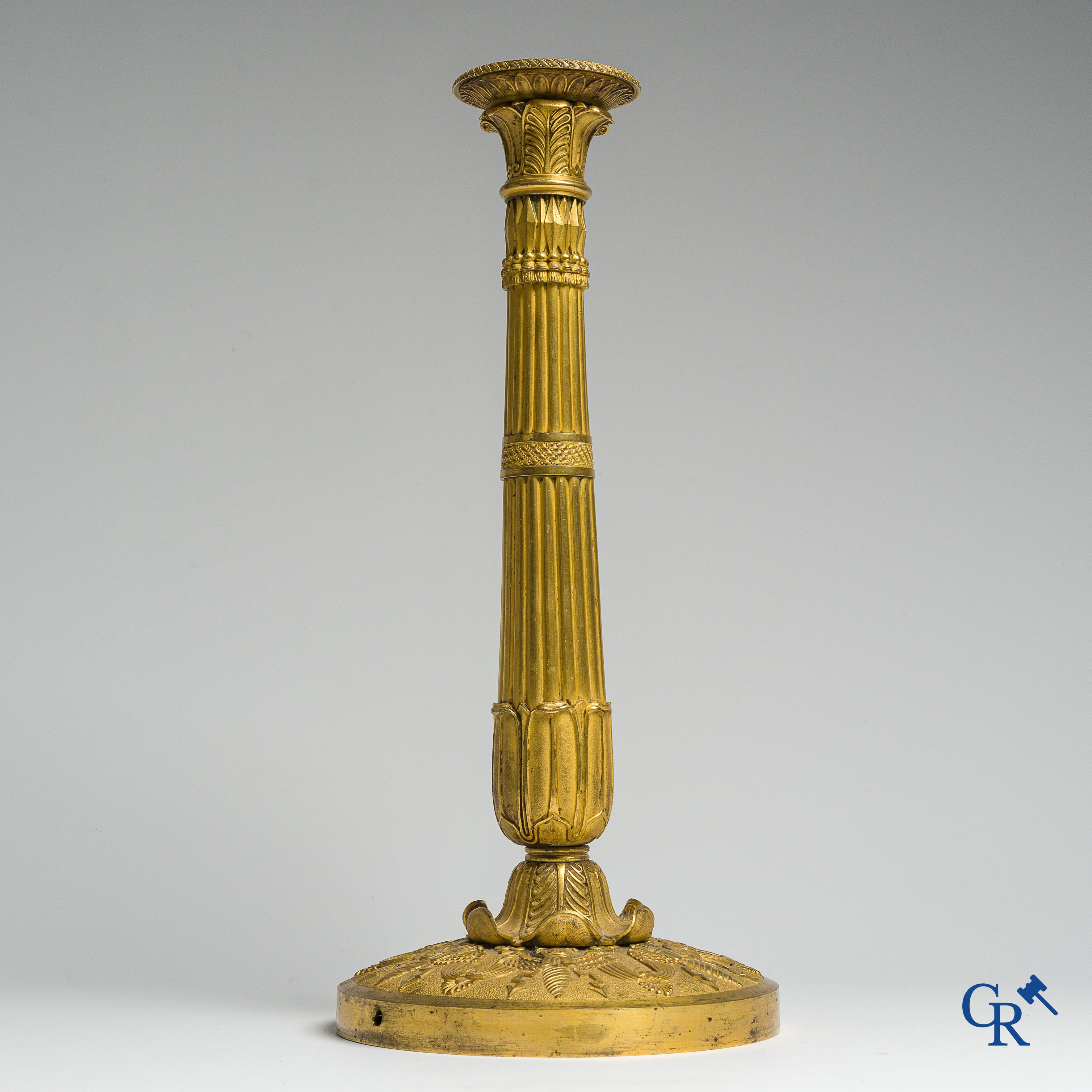 Empire tijdperk. Uitzonderlijke en grote kandelaar in fijn geciseleerd en verguld brons. Frankrijk, circa 1810.