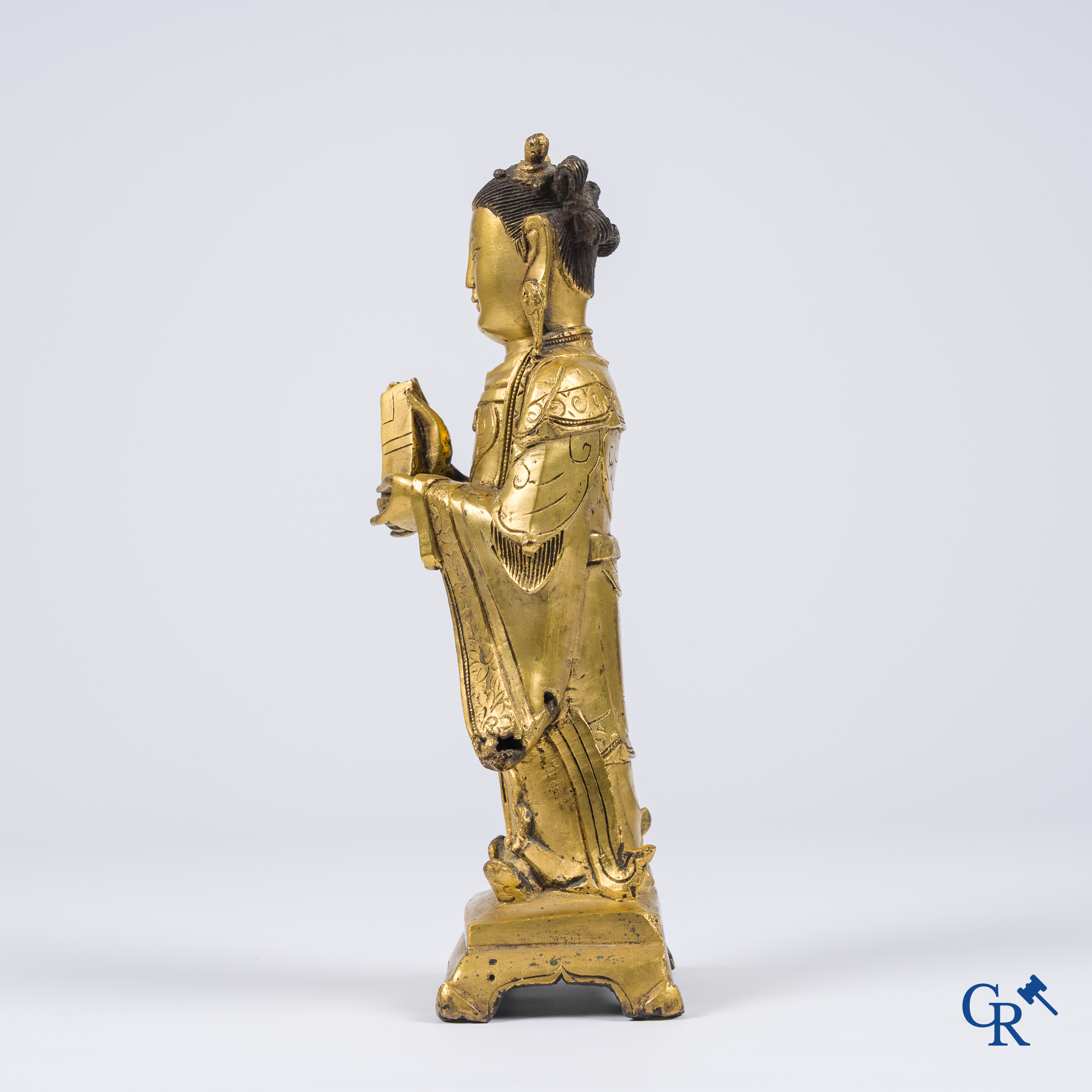 Aziatica, China. Een grote vergulde bronzen staande voorstelling van Longnu.