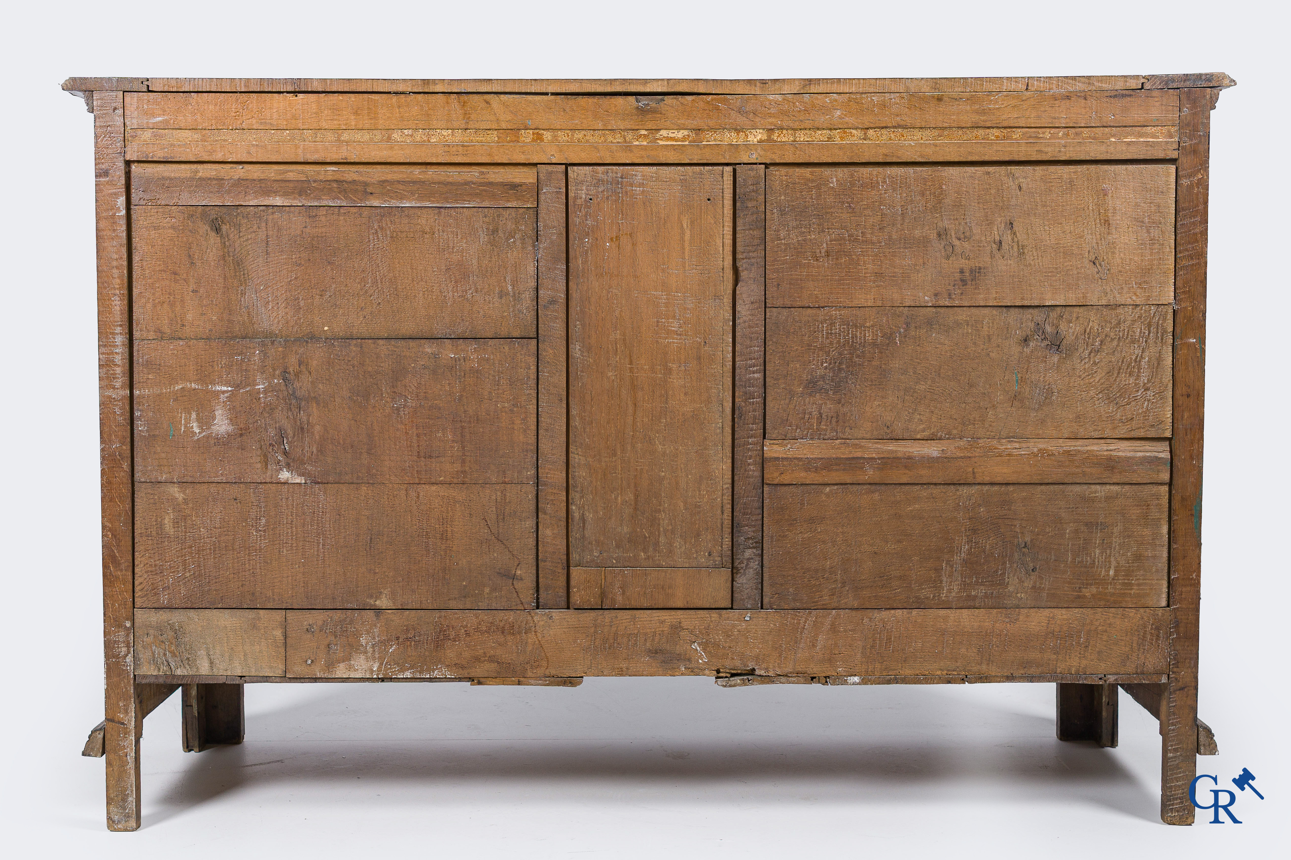Meubilair. Mooie eikenhouten franse dressoir met gewelfde deuren. Eind 18e eeuw.