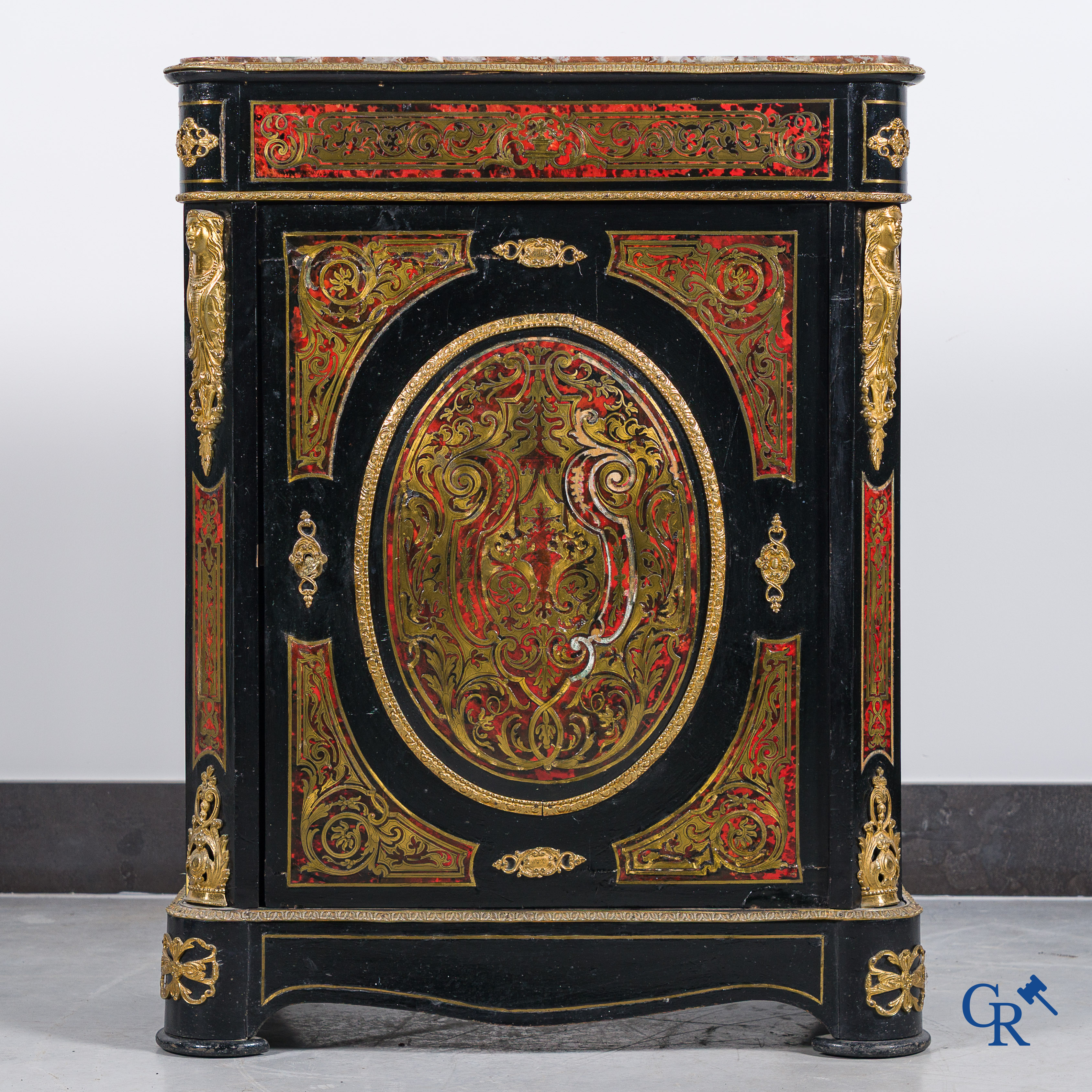 Kavel bestaande uit een Boulle-stijl kast, een vergulde LXVI-stijl geuridon en een paar grote bronzen applieken.